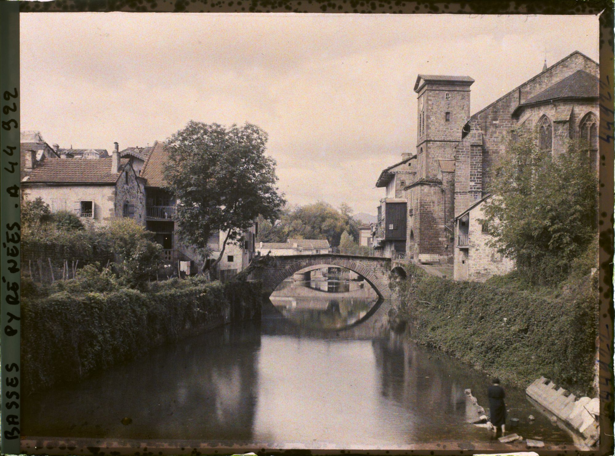 Image représentant France, St Jean Pied de Port, L'Eglise et le Pont
