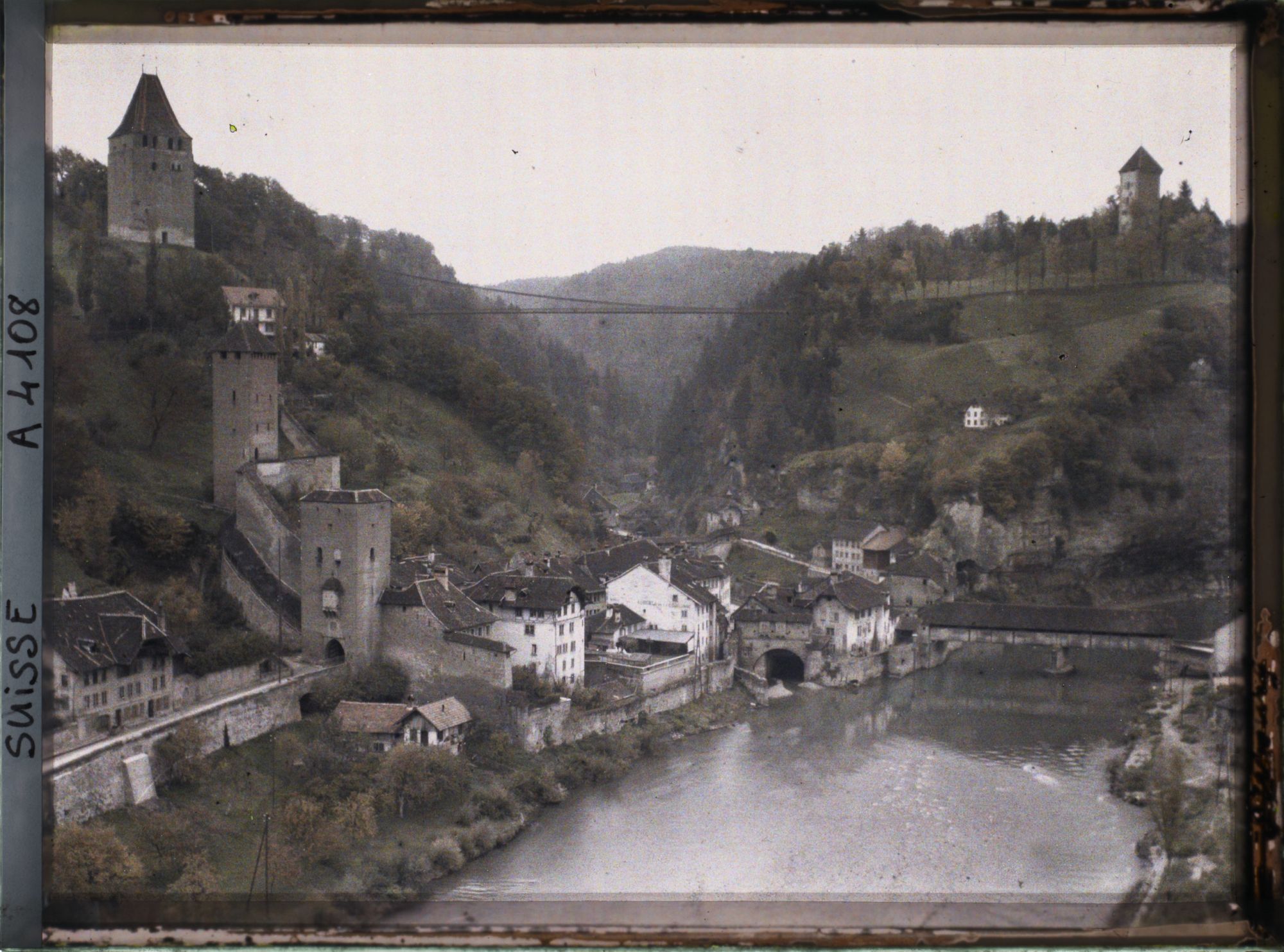 Image représentant Le quartier de l'Auge et la Sarine depuis le Grand-Pont suspendu
