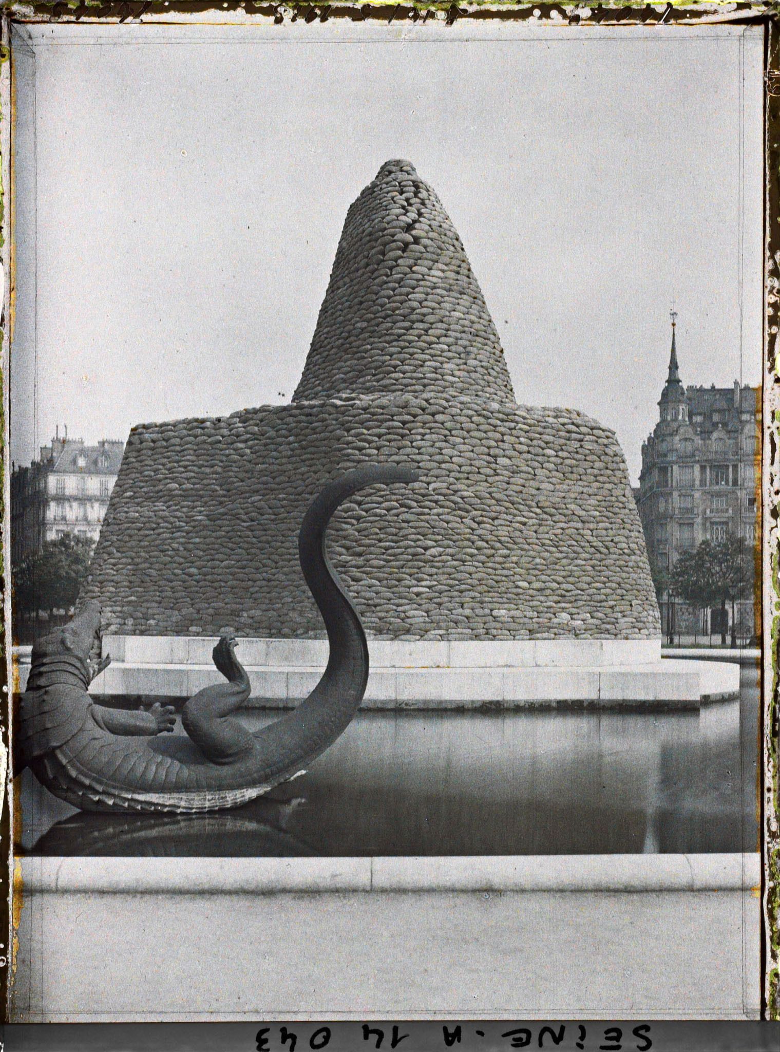 Image représentant Le Triomphe de la République protégé contre les bombardements place de la Nation