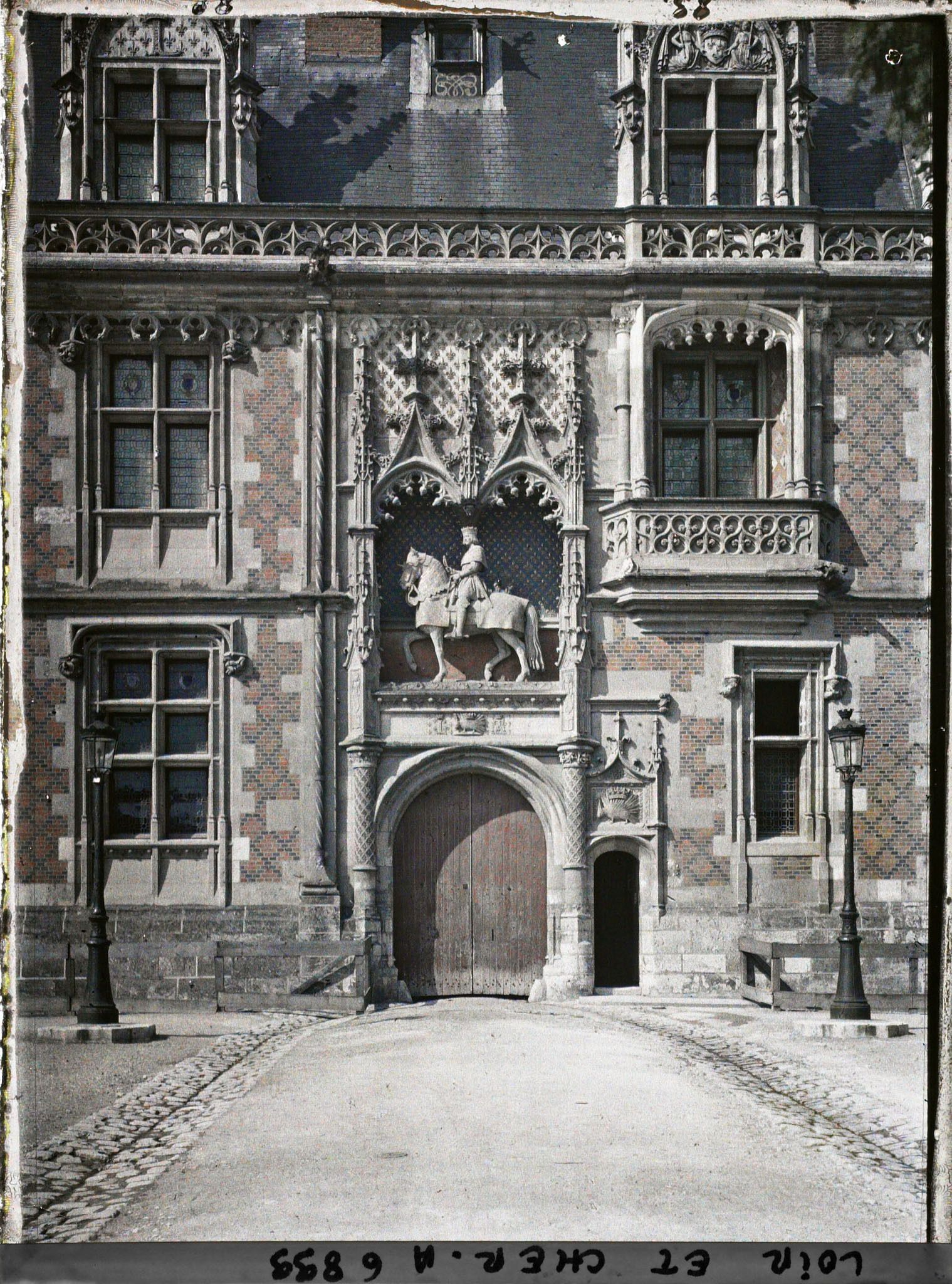Image représentant L'entrée de l'aile Louis XII, avec la statue équestre