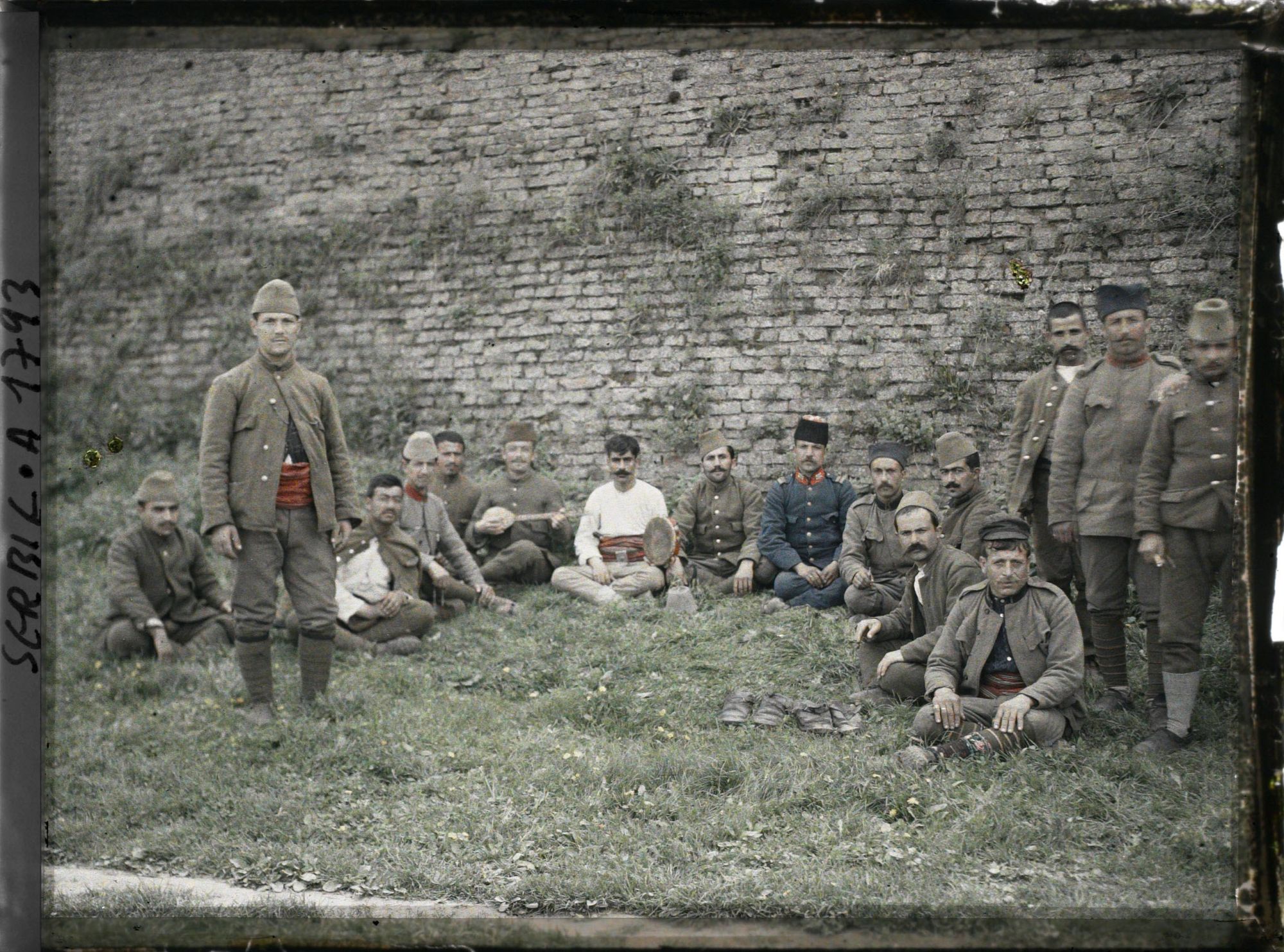 Image représentant Groupe de prisonniers arméniens devant un mur de la forteresse dite " Kalemegdan ".