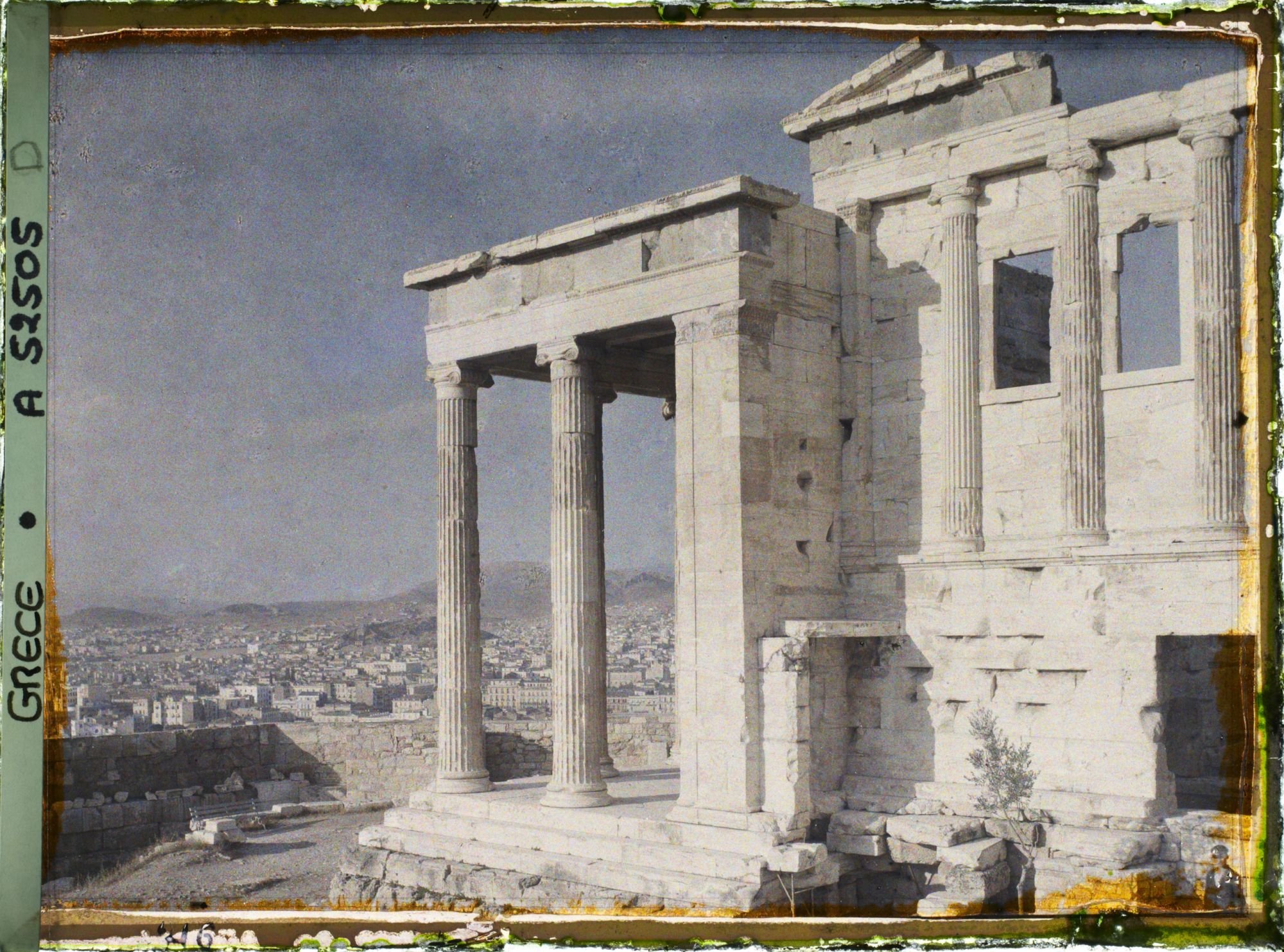 Image représentant Sur l'Acropole, le saillant nord (à gauche) de l'Erechtheion et la vue sur la ville