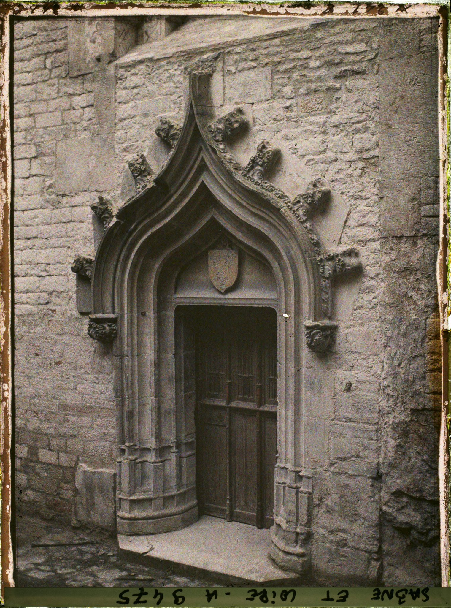 Image représentant Abbaye de Cluny, la porte d'entrée de la chapelle Jean de Bourbon
