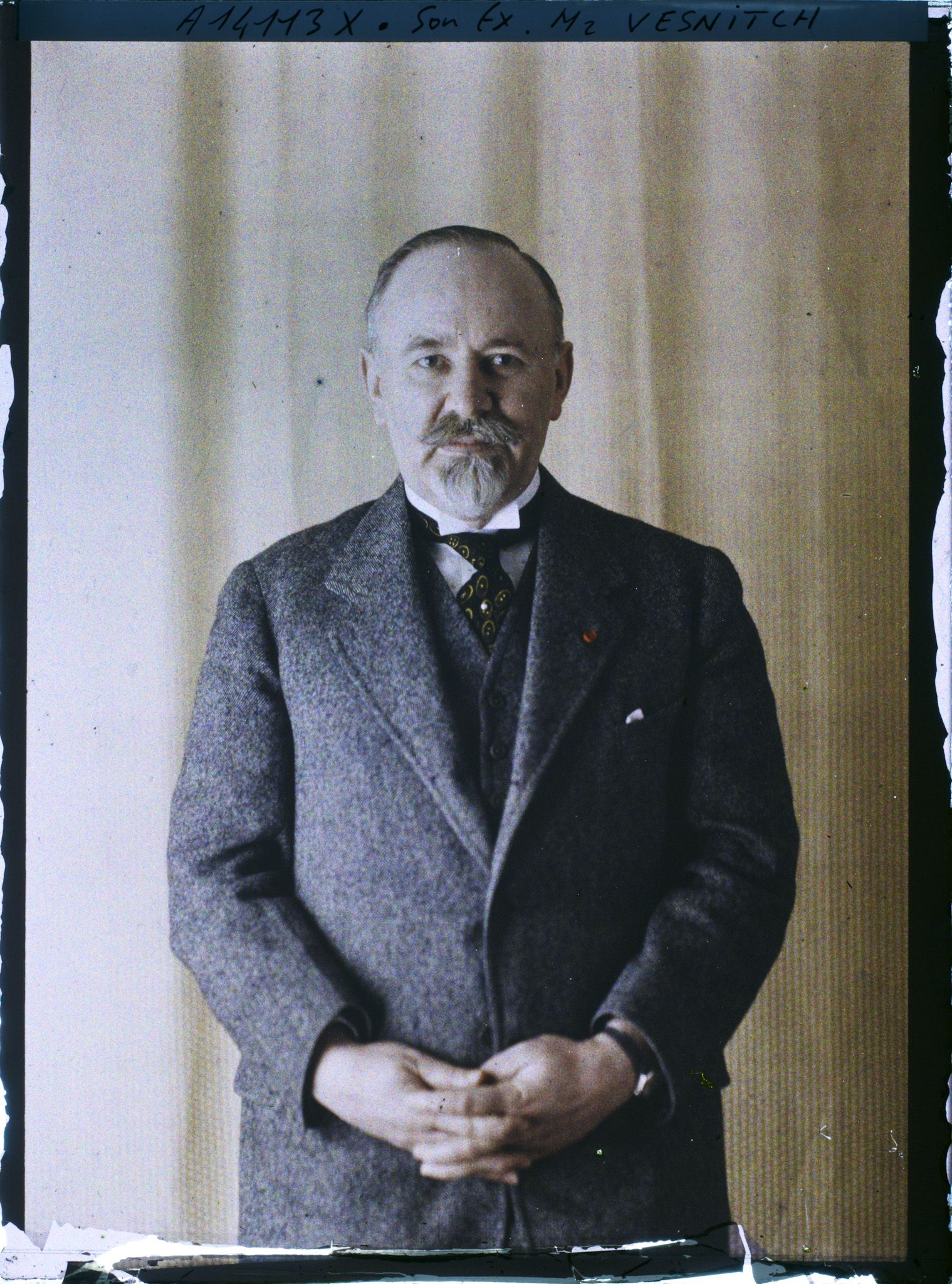 Image représentant Son Excellence  https://musee-albert-kahn.s-museum.fr/home/NWQ2OTAwYzNmYjZlZTk1ZWQwODJmMjY4L2dlbmVyaWMtbm90aWNlLXRhYi9hdXRob3JpdHkvNjE3YTc5ZjVjZjhiODk2OGIzMzM3ZDIx/5d6900c3fb6ee95ed082f268/generic-notice-tab/authority/617a79ebcf8b8968b33379d5 Milenko Vesnitch, ministre serbe