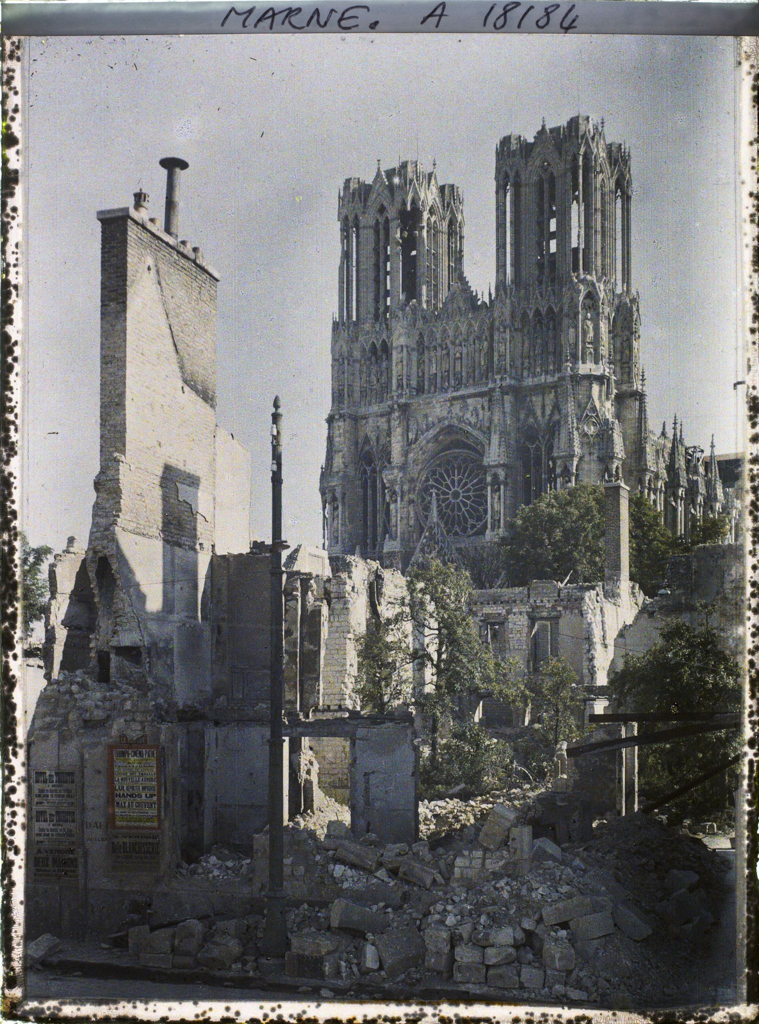 Image représentant France, Reims, Cathédrale, prise de la rue Chanzy.
