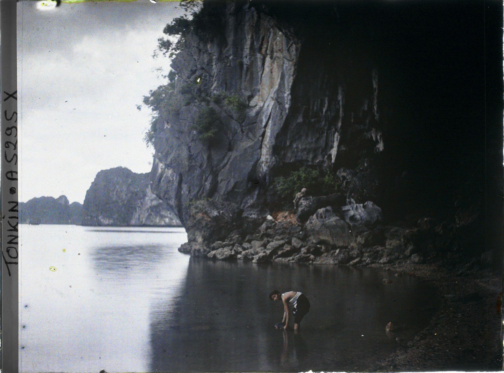 Image représentant Une jeune fille devant la Grotte de la Surprise (Port Bayard)