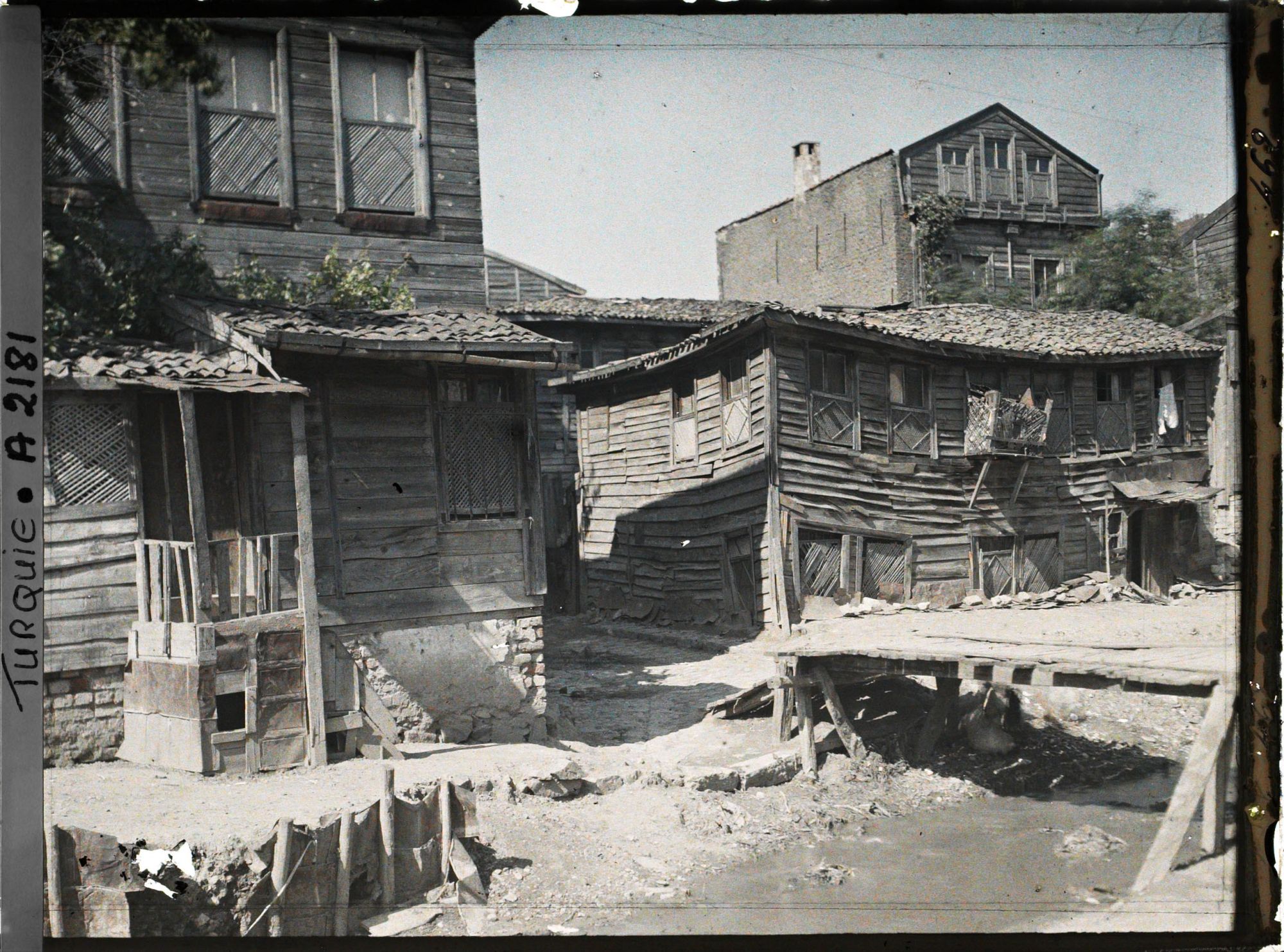 Image représentant Maisons en bois le long d'une rue dans le quartier de Kasimpasa
