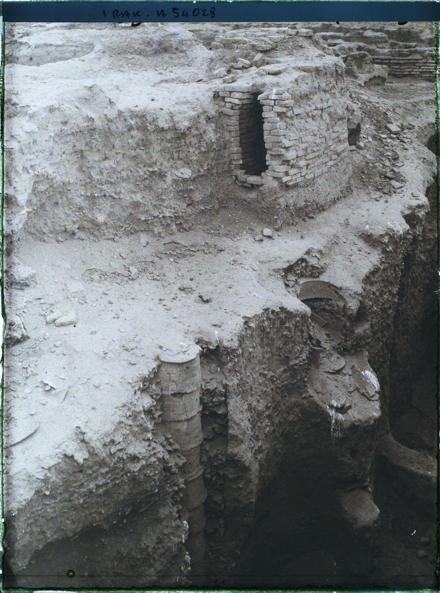 Image représentant Entrée d'un tombeau et canalisation d'eau verticale ?