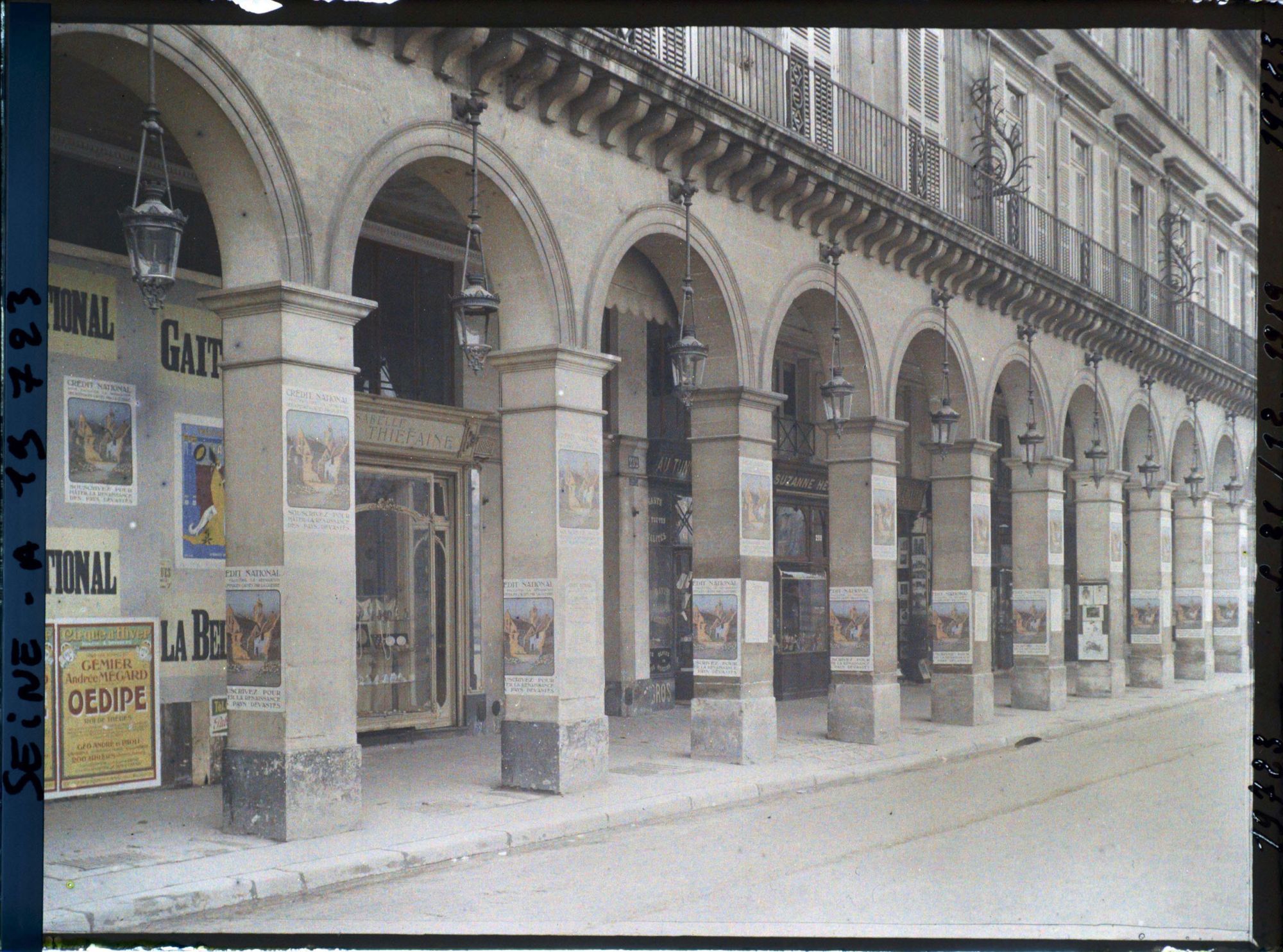 Image représentant Affiches du Crédit National rue de Rivoli