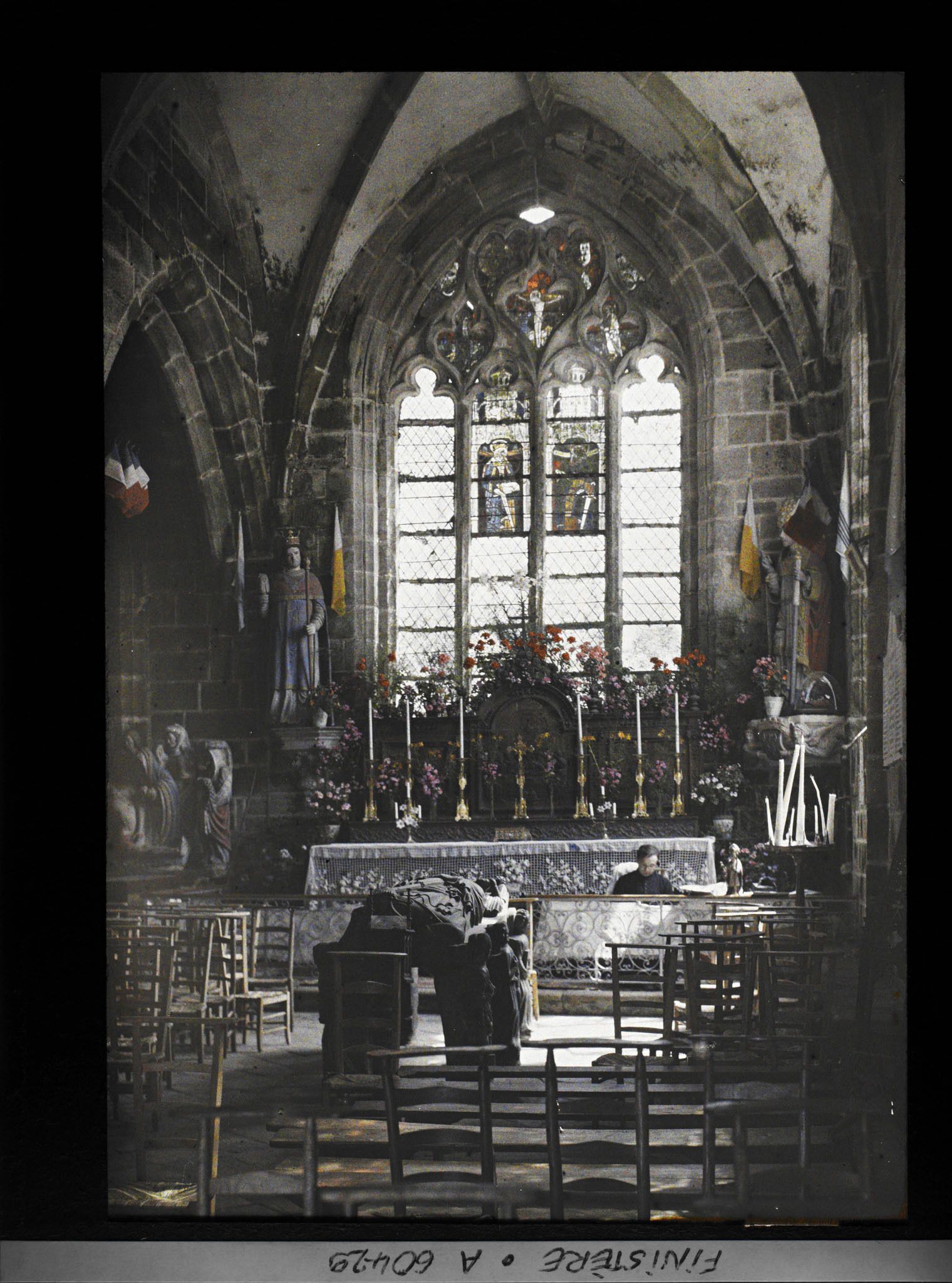 Image représentant Intérieur de la chapelle du Pénity avec au centre le tombeau de saint Ronan