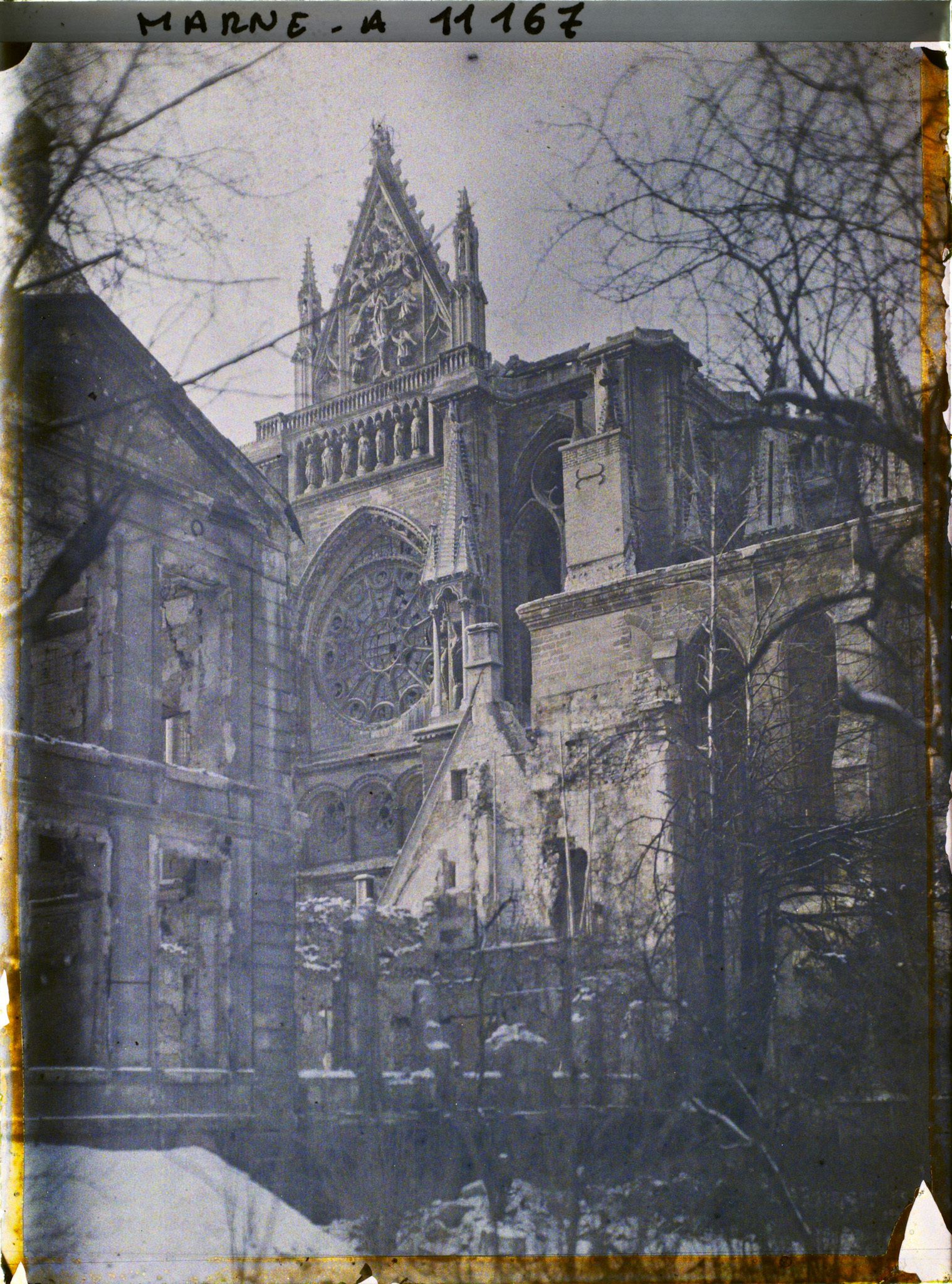 Image représentant La cathédrale, l'archevêché et la chapelle palatine en ruines