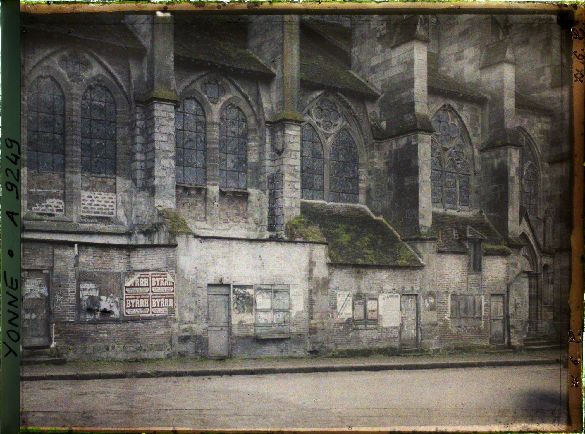 Image représentant Les vieilles maisons accolées à l'église Notre-Dame de l'Assomption, place Biard