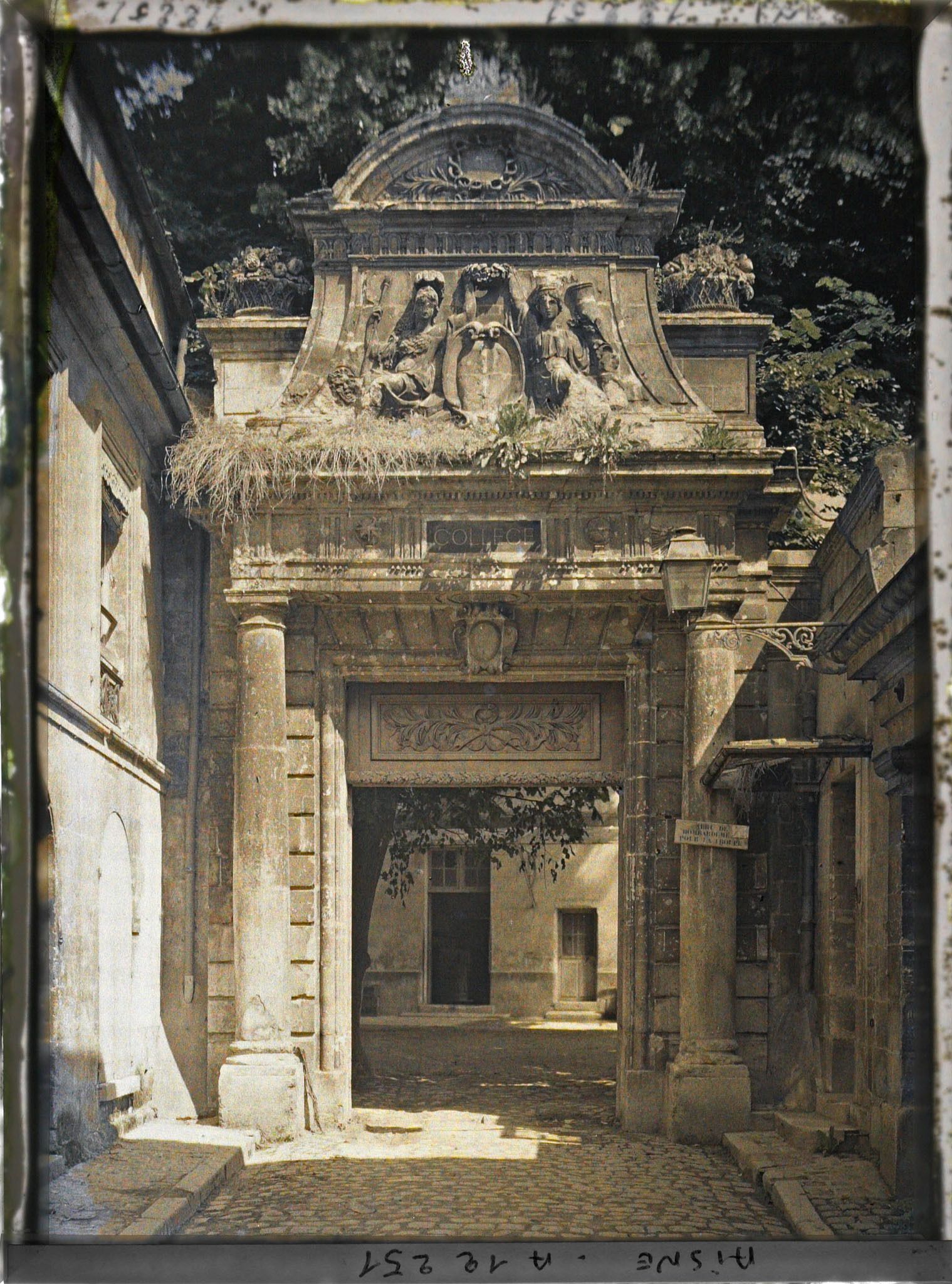 Image représentant Porte monumentale du collège du XVIIe siècle