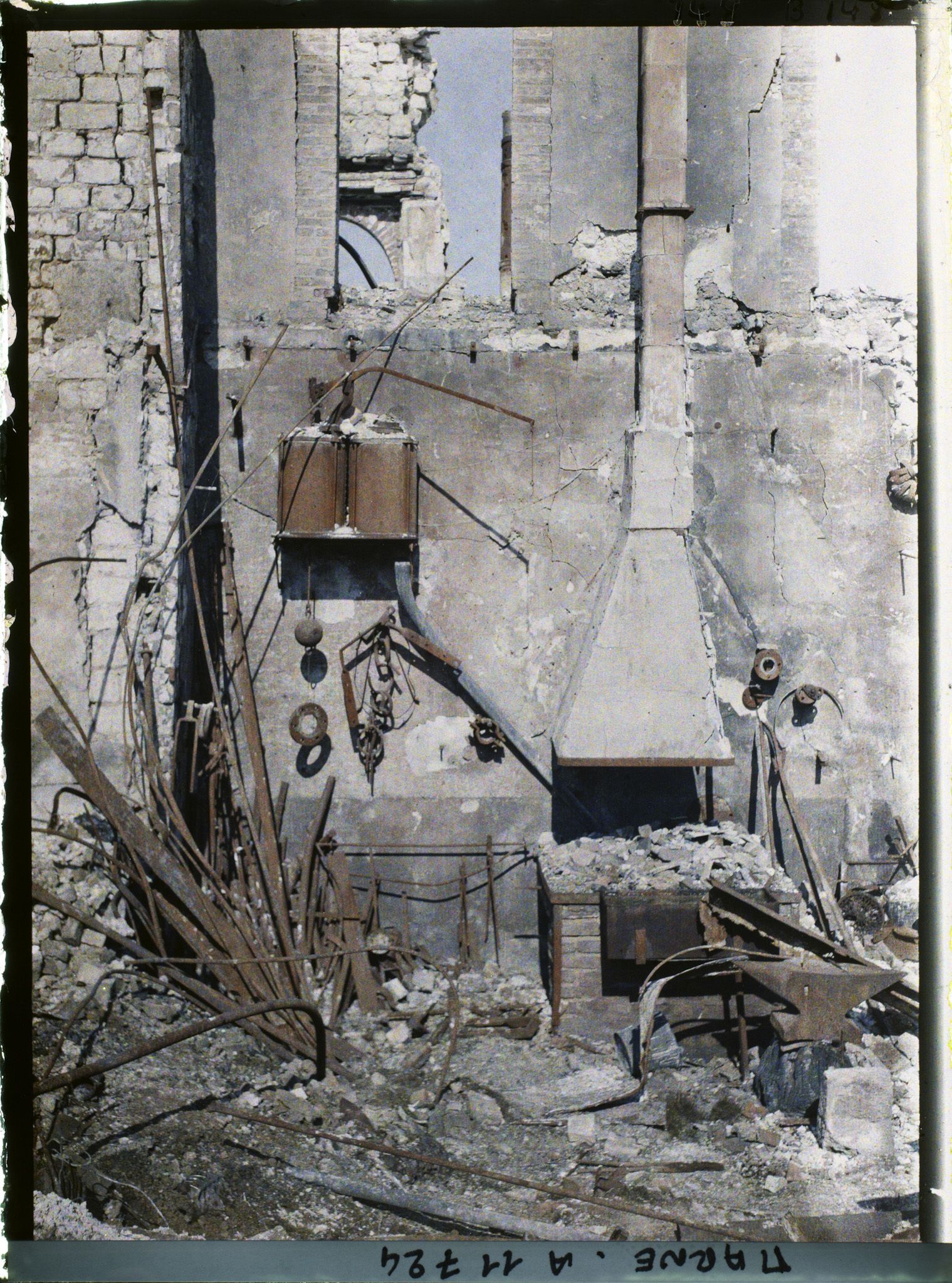 Image représentant France, Reims, Forge dans les ruines