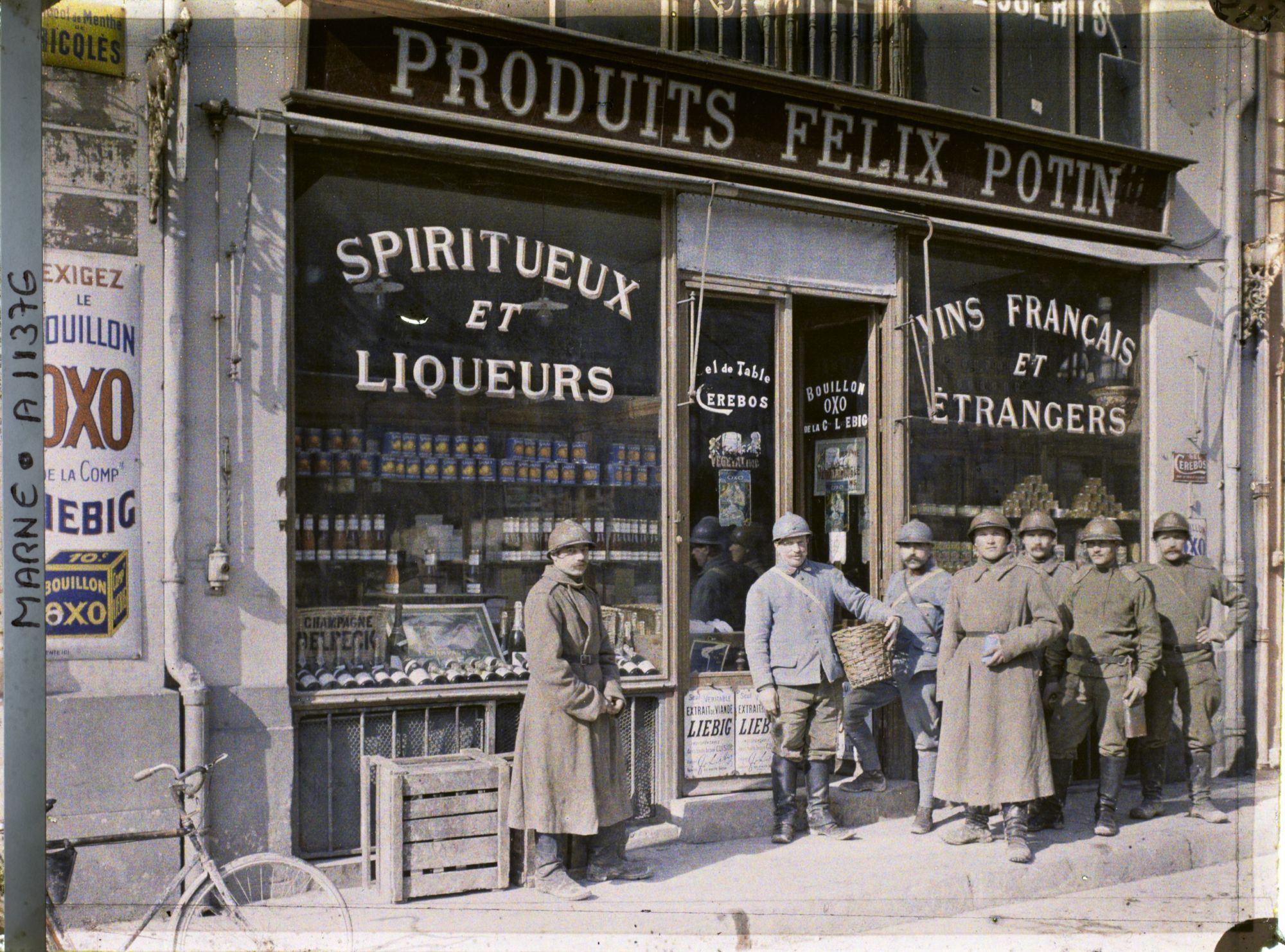 Image représentant Soldats russes devant l'épicerie Félix Potin, place des Marchés (actuelle place du Forum)