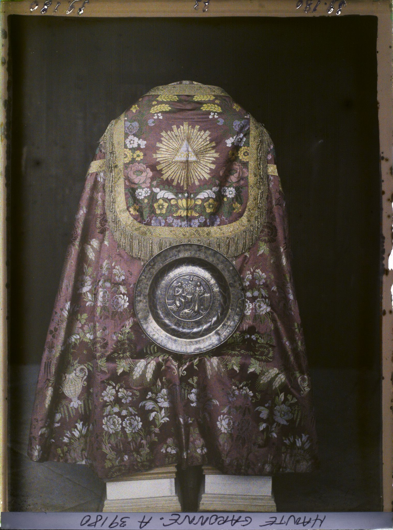 Image représentant France, Montespan (Hte Garonne), Chape soie damassée XVIIIe s, Plats de quête cuivre repoussé XVIe s