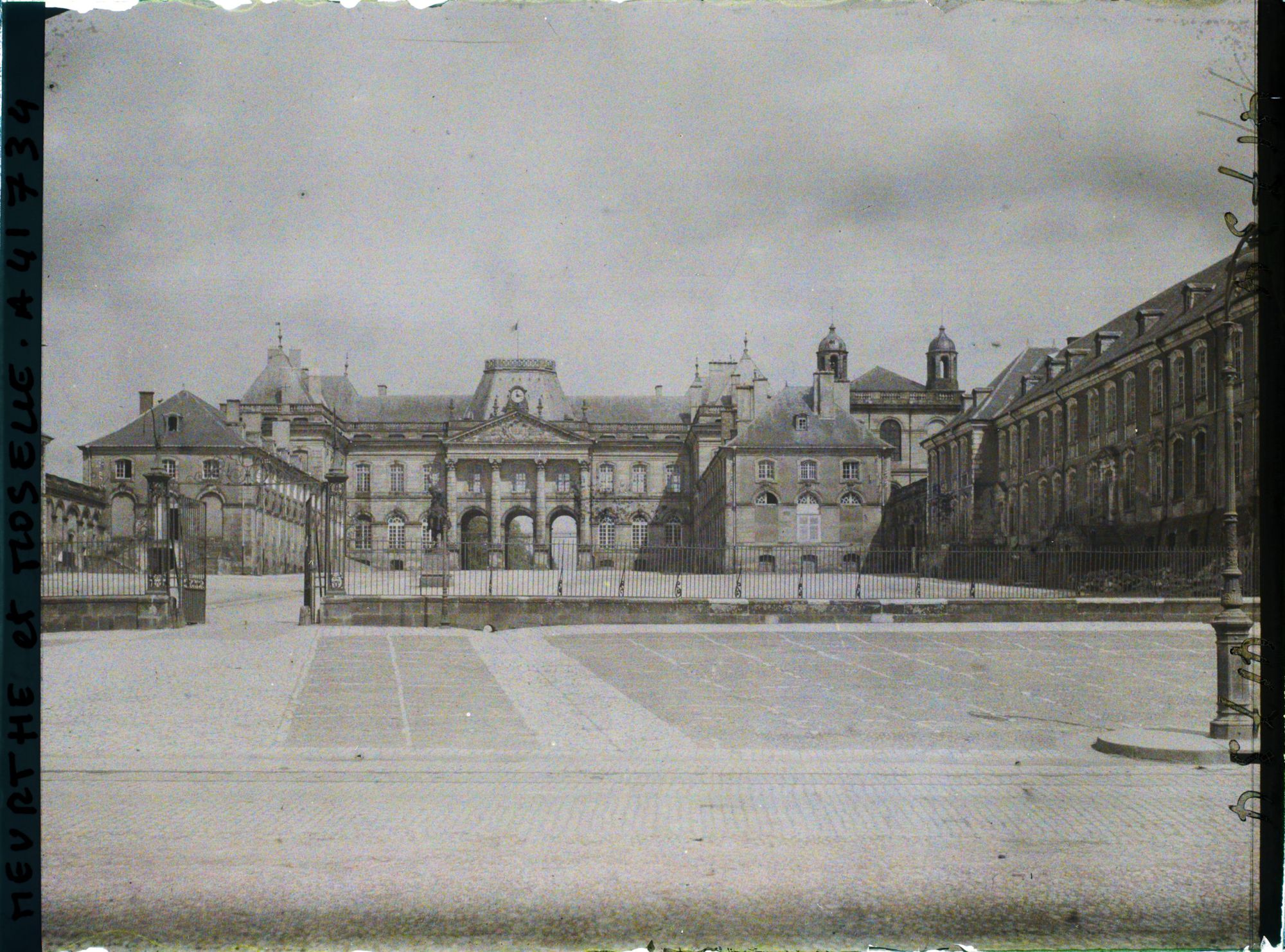 Image représentant France, Lunévile, Le Château et la Cour d'Honneur