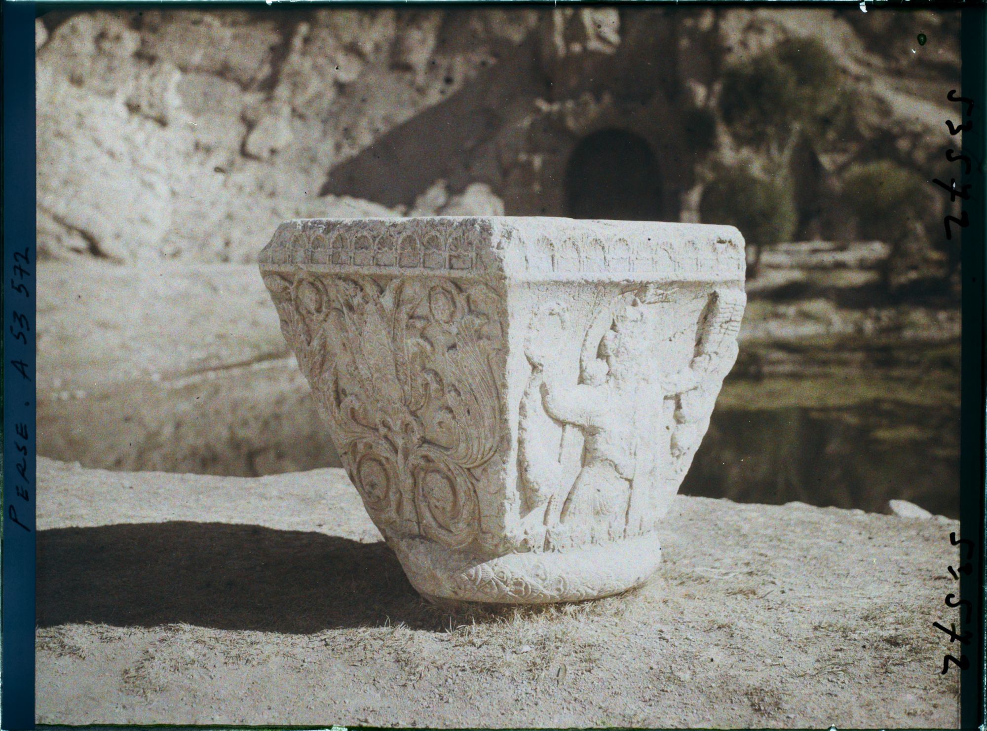 Image représentant Chapiteau sassanide exposé dans le jardin aménagé devant les grottes (déesse Anahita ou dieu Mithra ?)