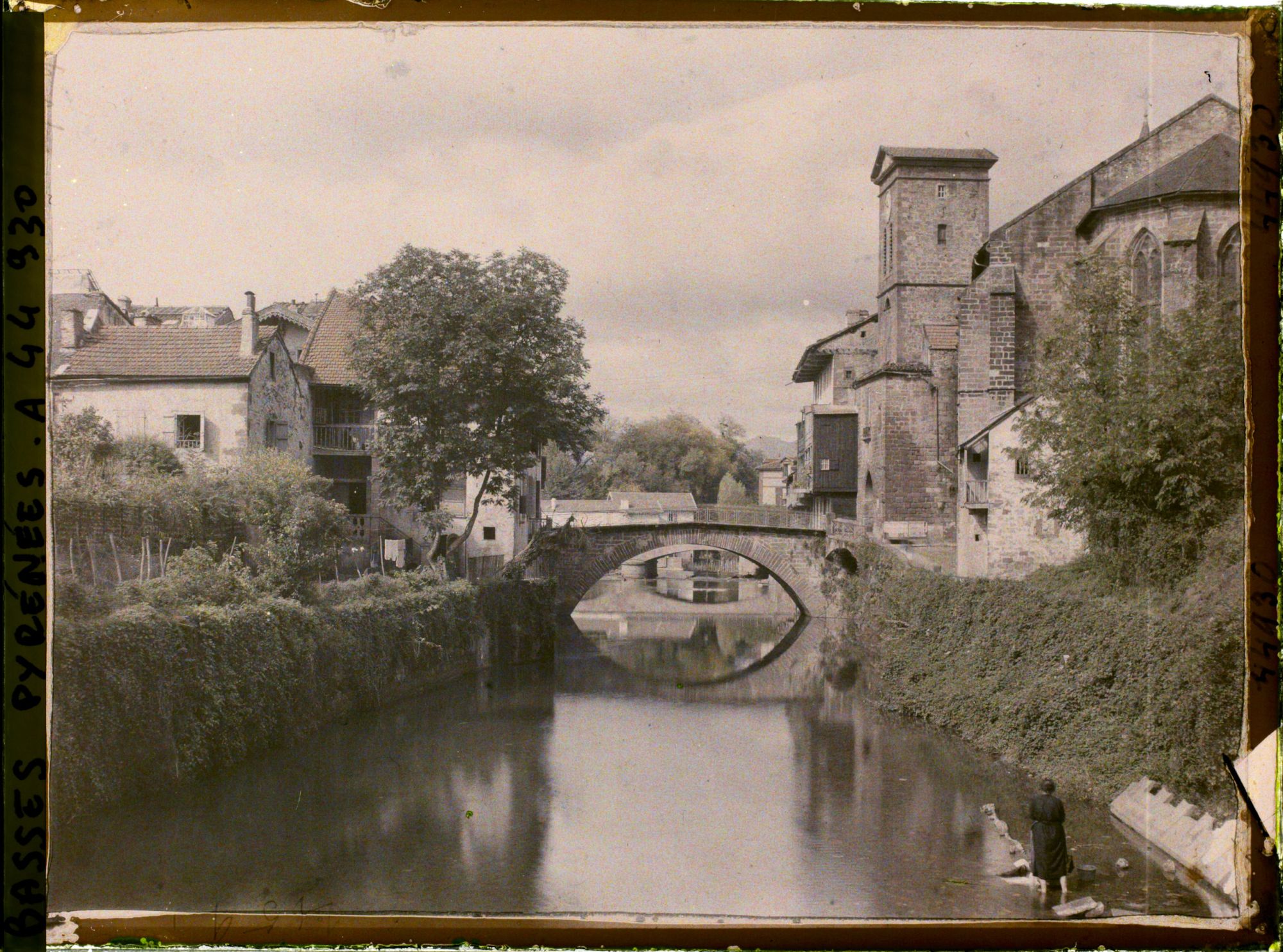 Image représentant France, St Jean Pied de Port, L'Eglise et le Pont