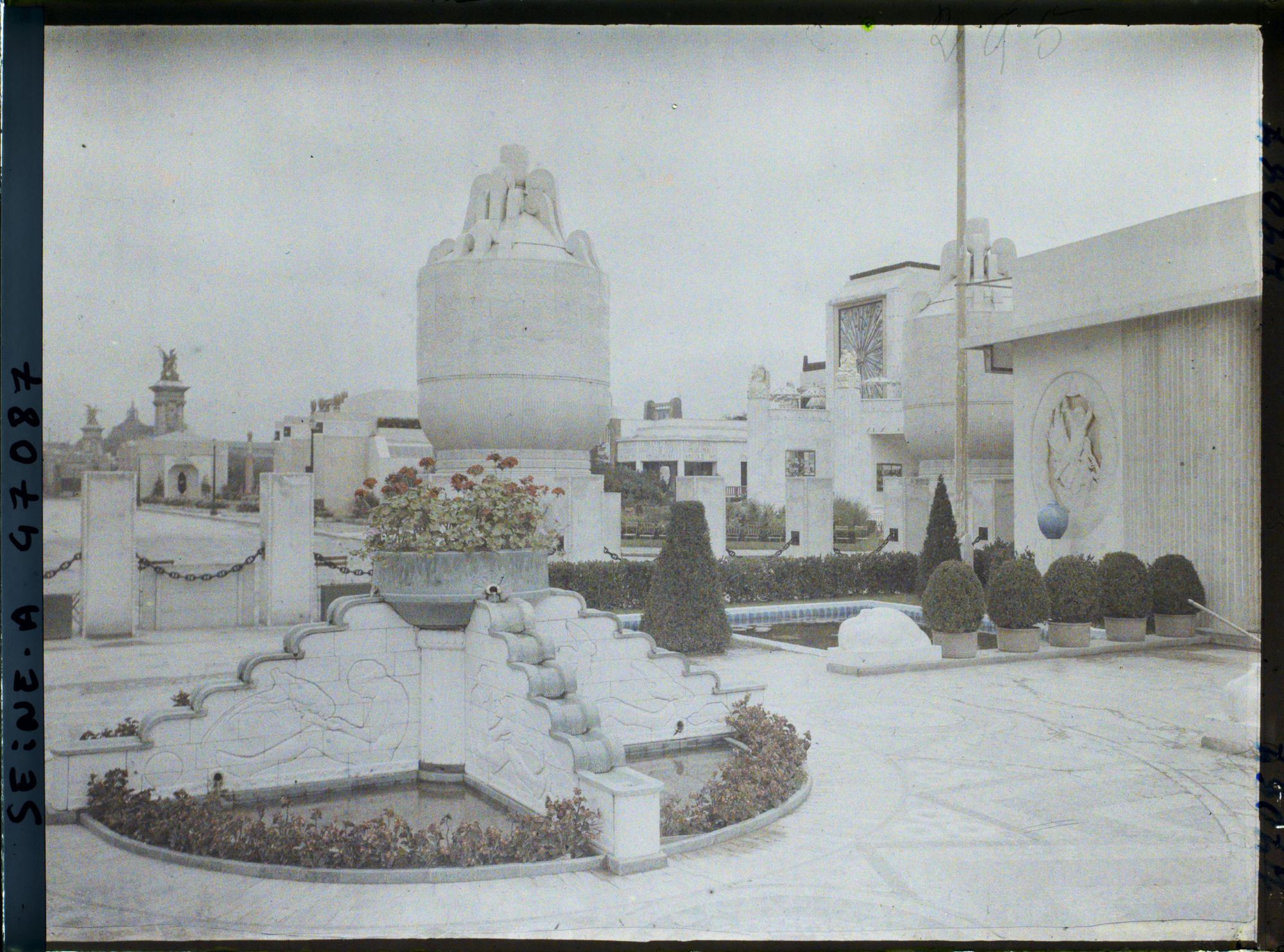 Image représentant L'Exposition des arts décoratifs, Jardin Manufacture de Sèvres, composé par Henri Rapin, fontaine en grés-cérame émaillé par Bouchard