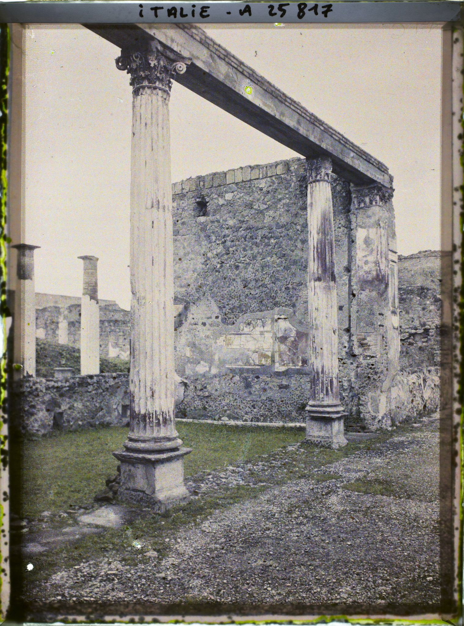 Image représentant Vestiges de peintures dans la grande salle de la maison du Faune sur la gauche