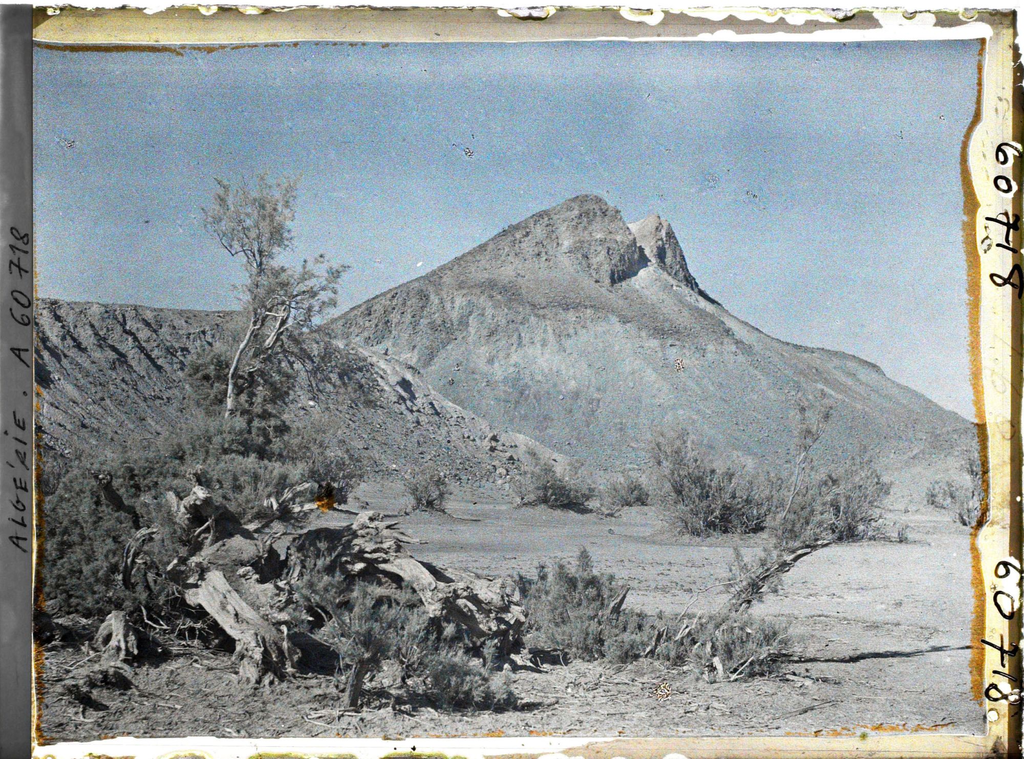 Image représentant La cuvette du lac avec à l'arrière-plan les pitons de marne verte