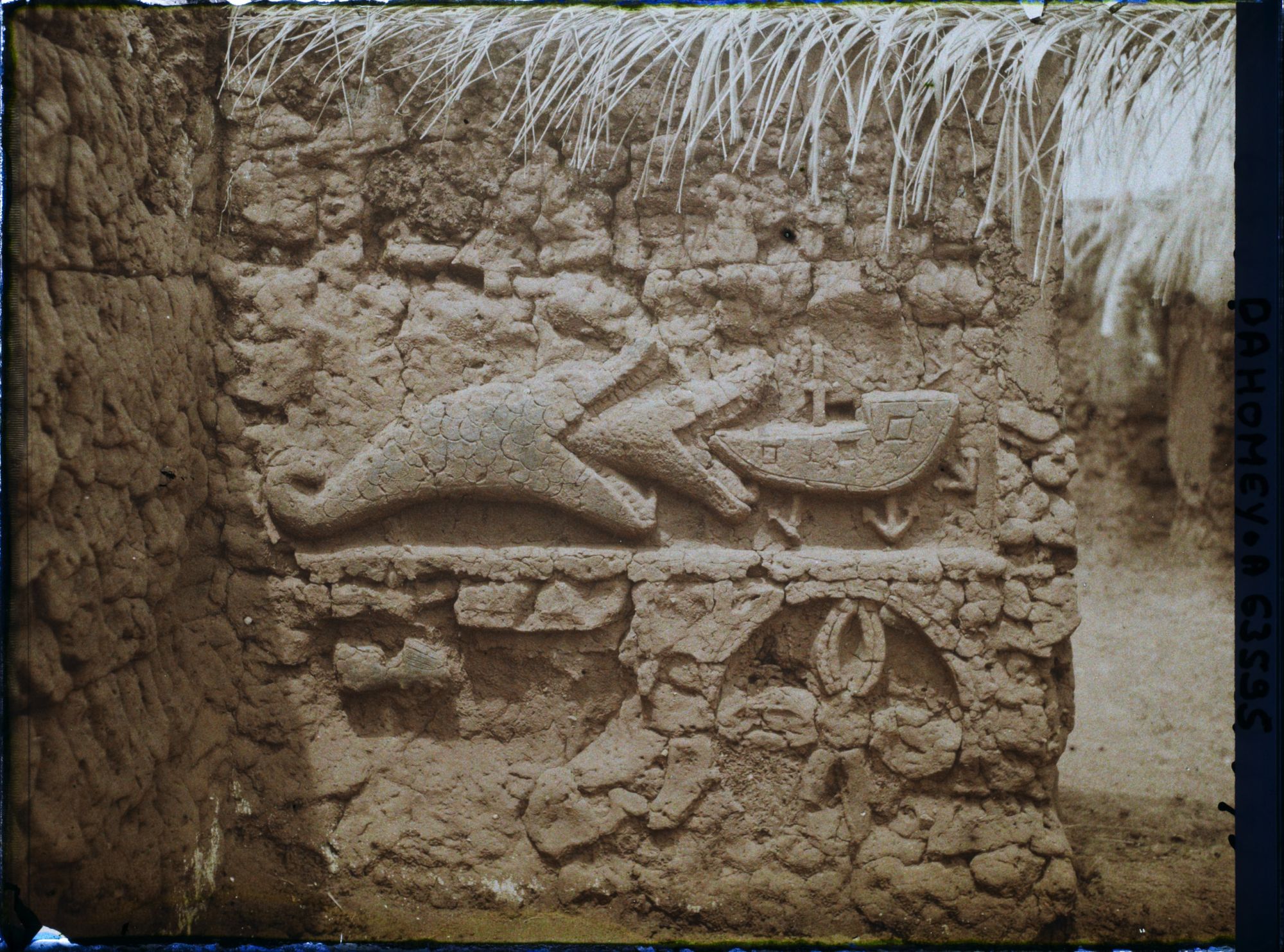Image représentant Bas-relief d'une résidence du quartier de Gbécon-Hounli, non loin du palais princier de Guézo, motif de poisson avalant un navire européen