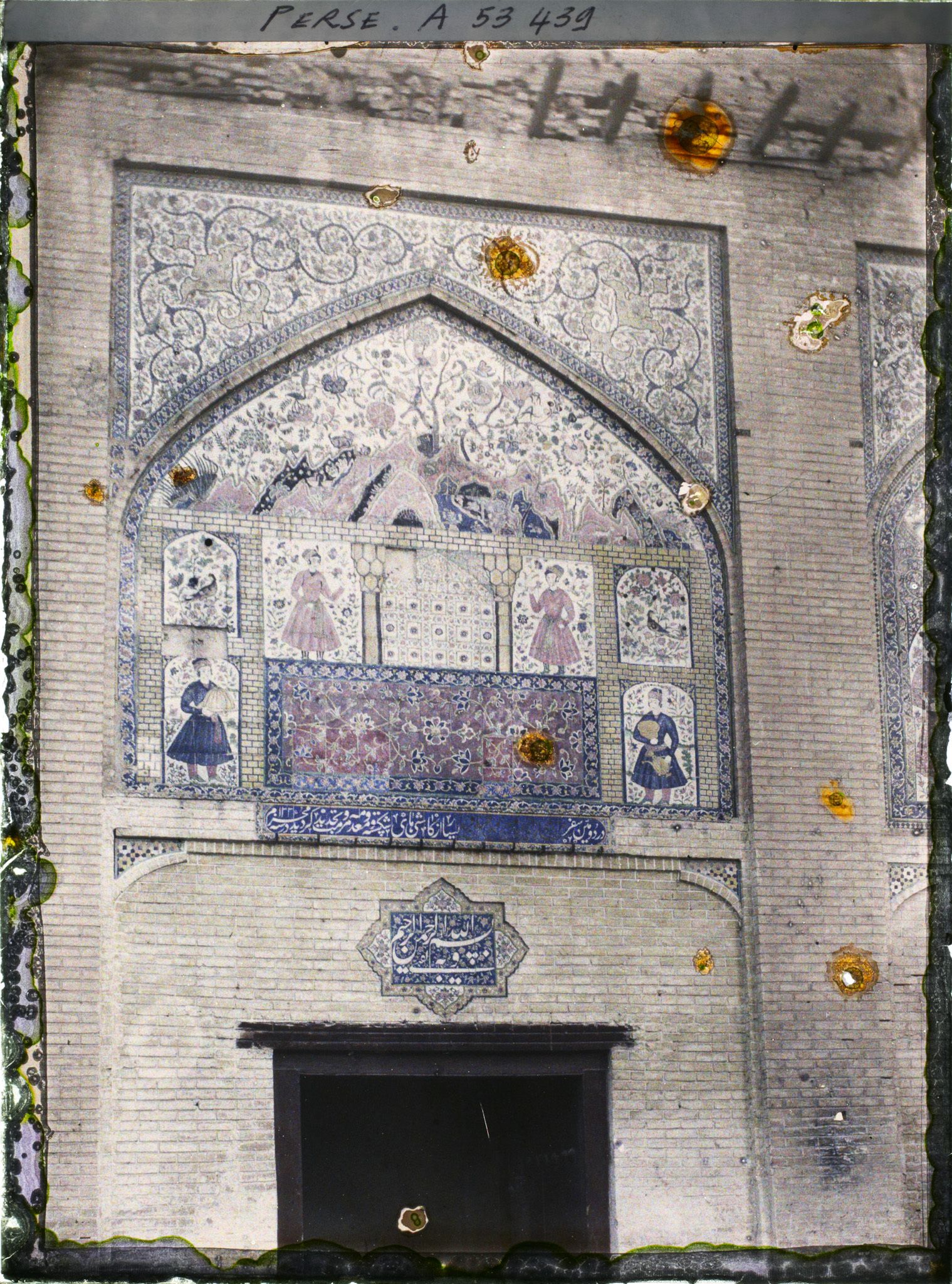 Image représentant Panneaux de céramique dans la cour du palais de Karim Khân