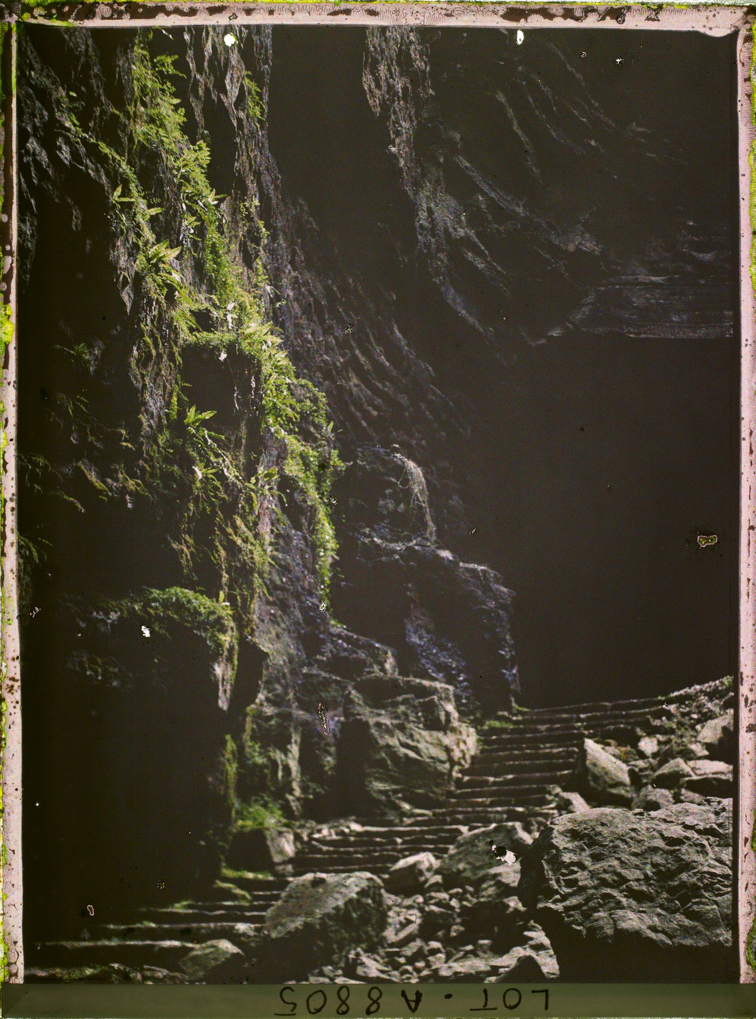 Image représentant France, Roc-Amadour, L'escalier et la partie basse du trou de Padirac