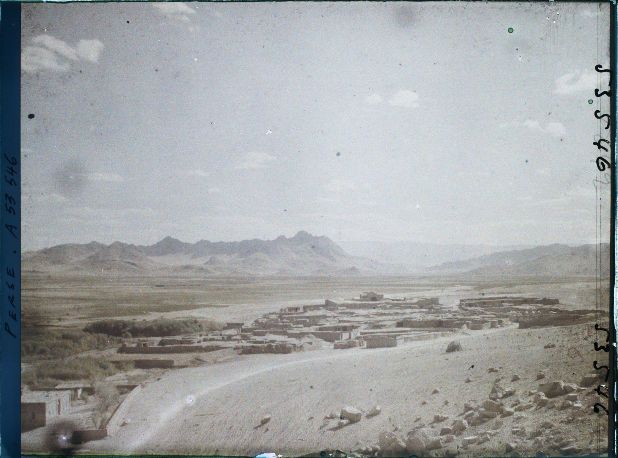 Image représentant Le village proche du site de Bisotun (ou Behistun)