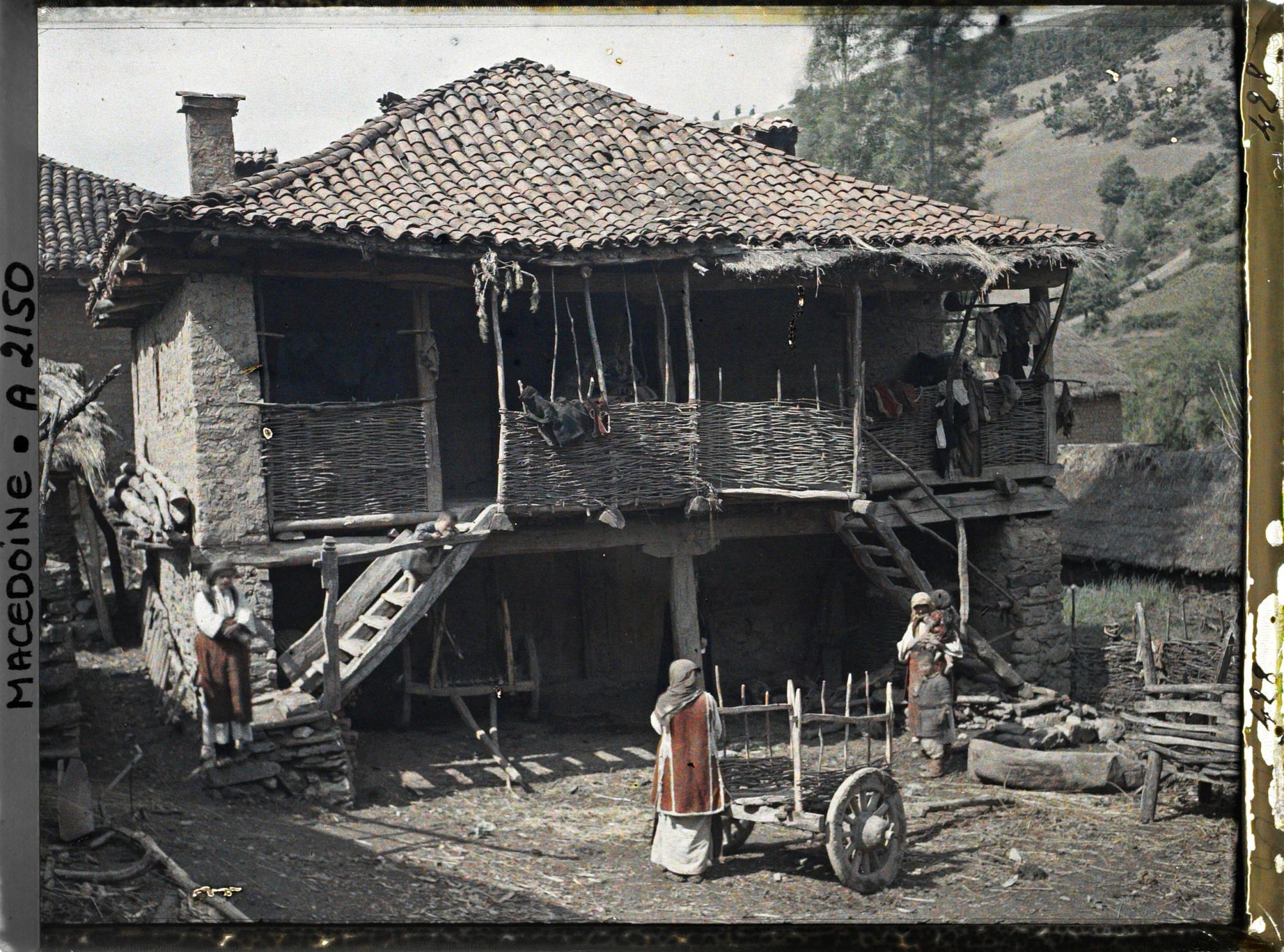Image représentant Cour avec charette et une femme vue de dos