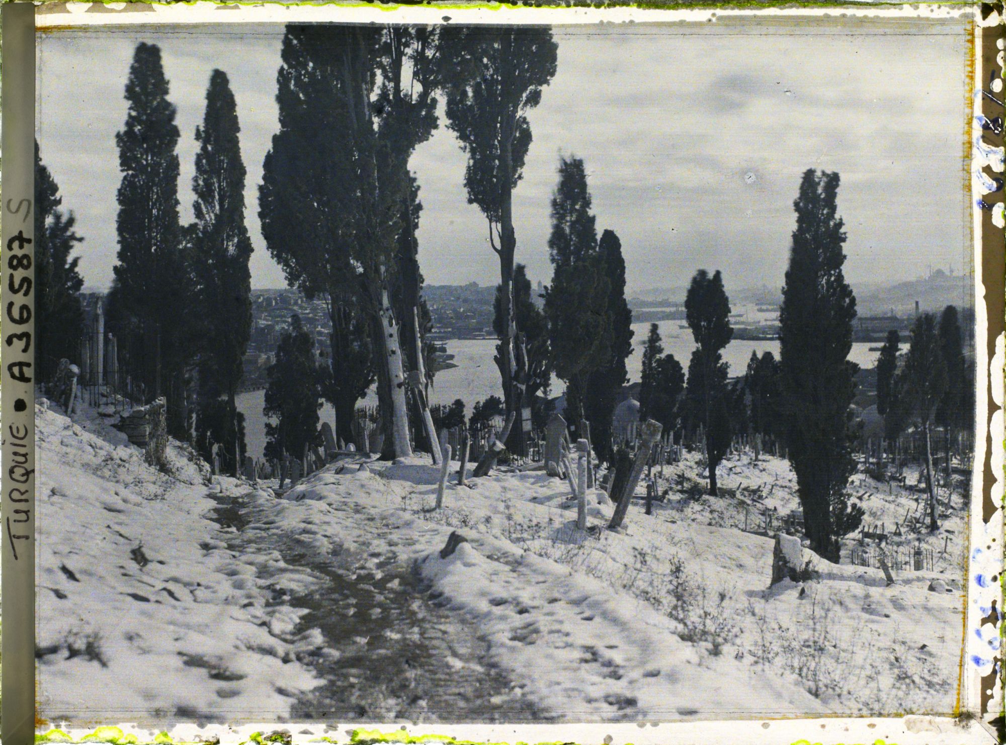 Image représentant Le cimetière d'Eyüp sous la neige avec la Corne d'Or à l'arrière plan