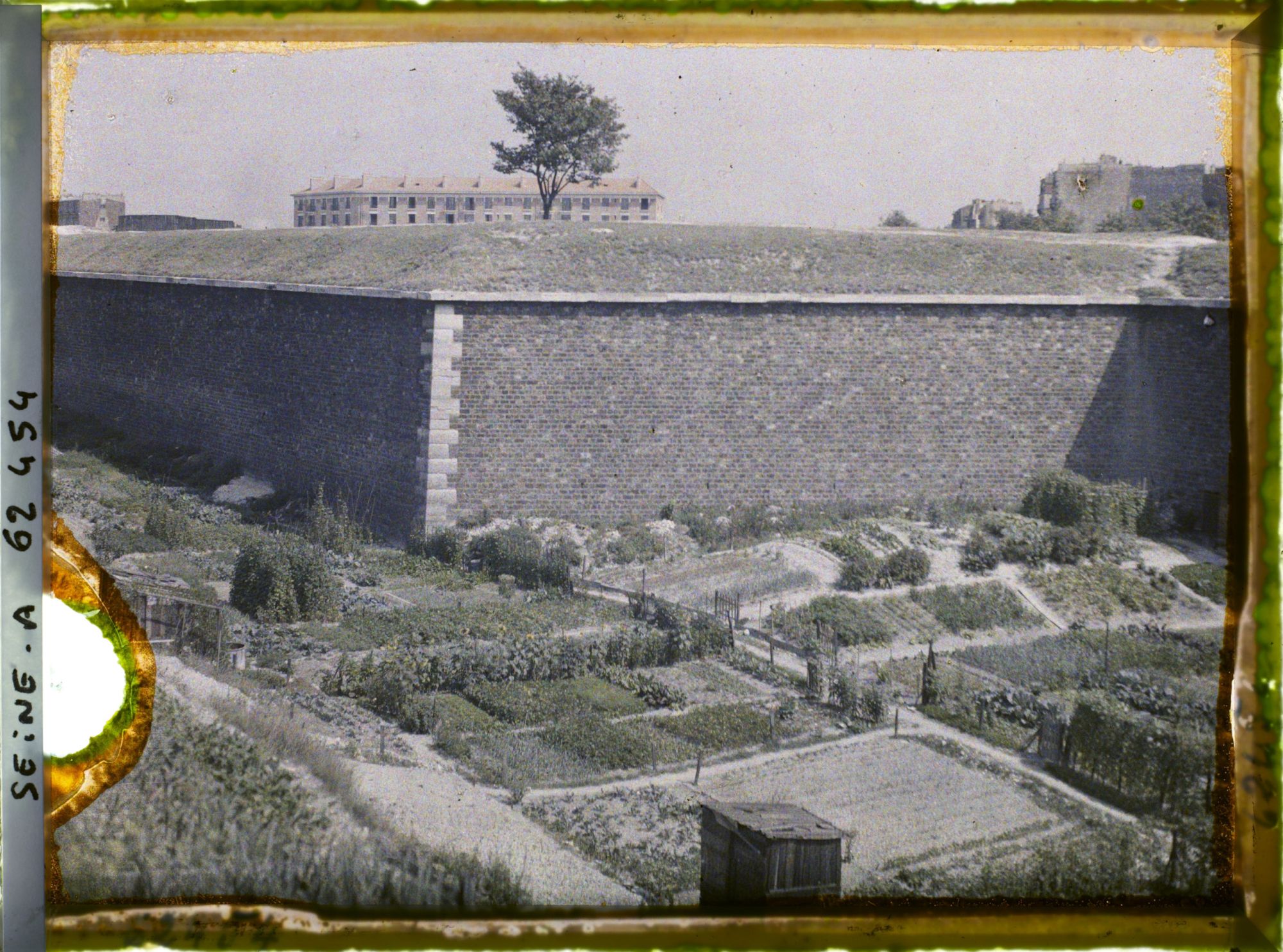Image représentant Les jardins ouvriers dans les fossés des fortifications à la porte de Saint-Ouen