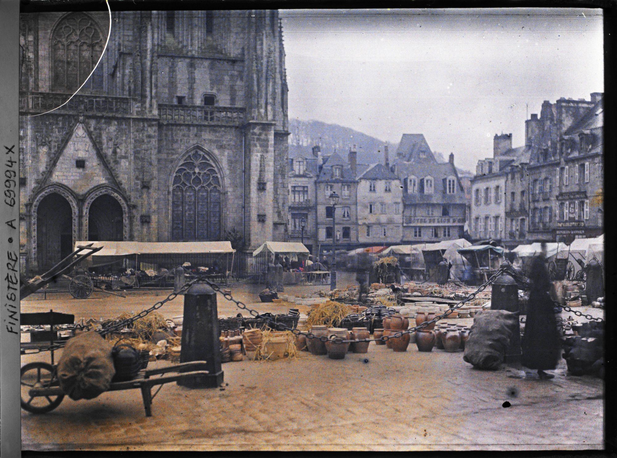 Image représentant Scène de marché au pied de la cathédrale Saint-Corentin