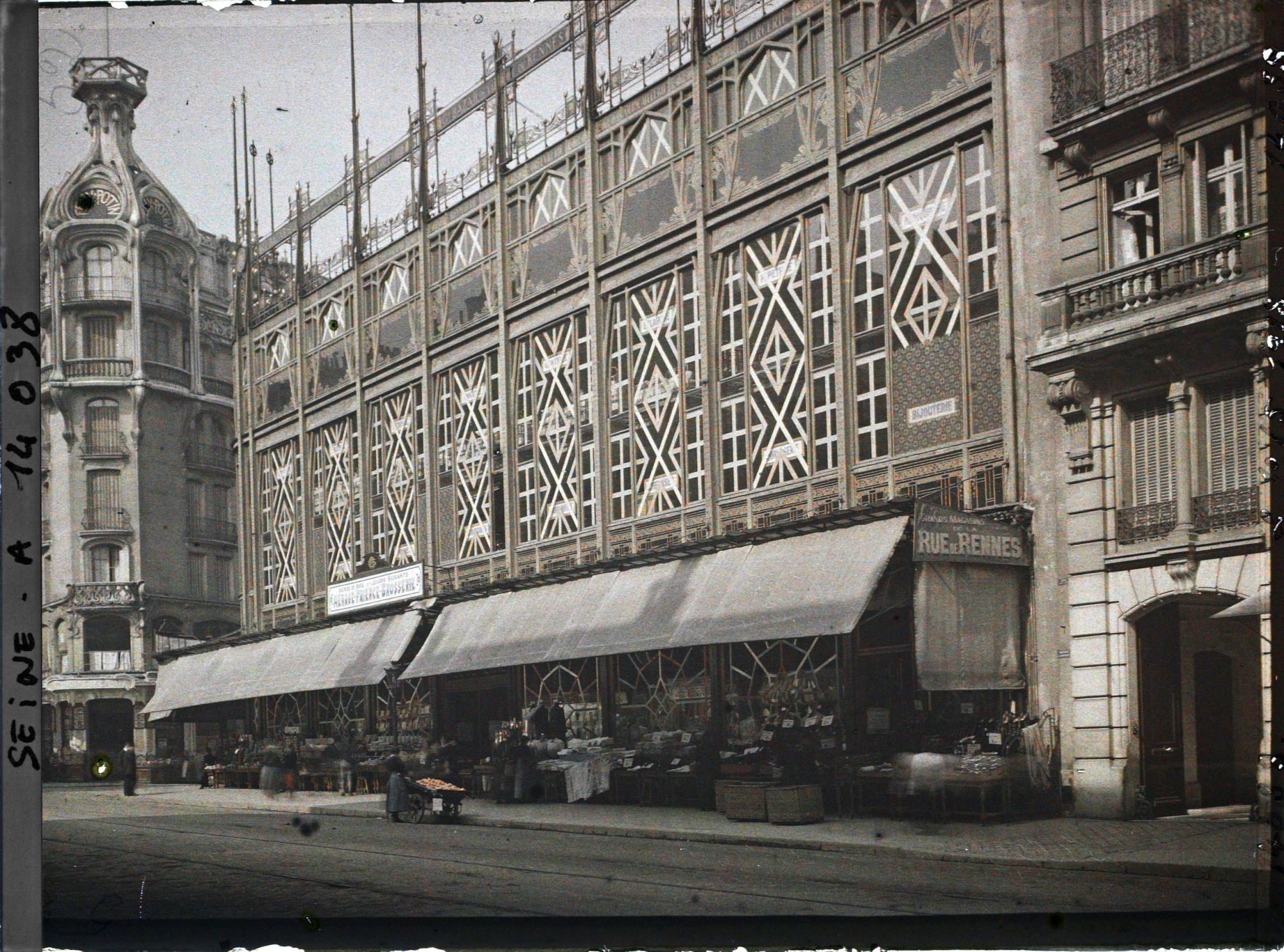 Image représentant Vitrines du Grand Bazar protégées contre les bombardements, au niveau du numéro 136 rue de Rennes à l'angle de la rue Blaise-Desgoffe