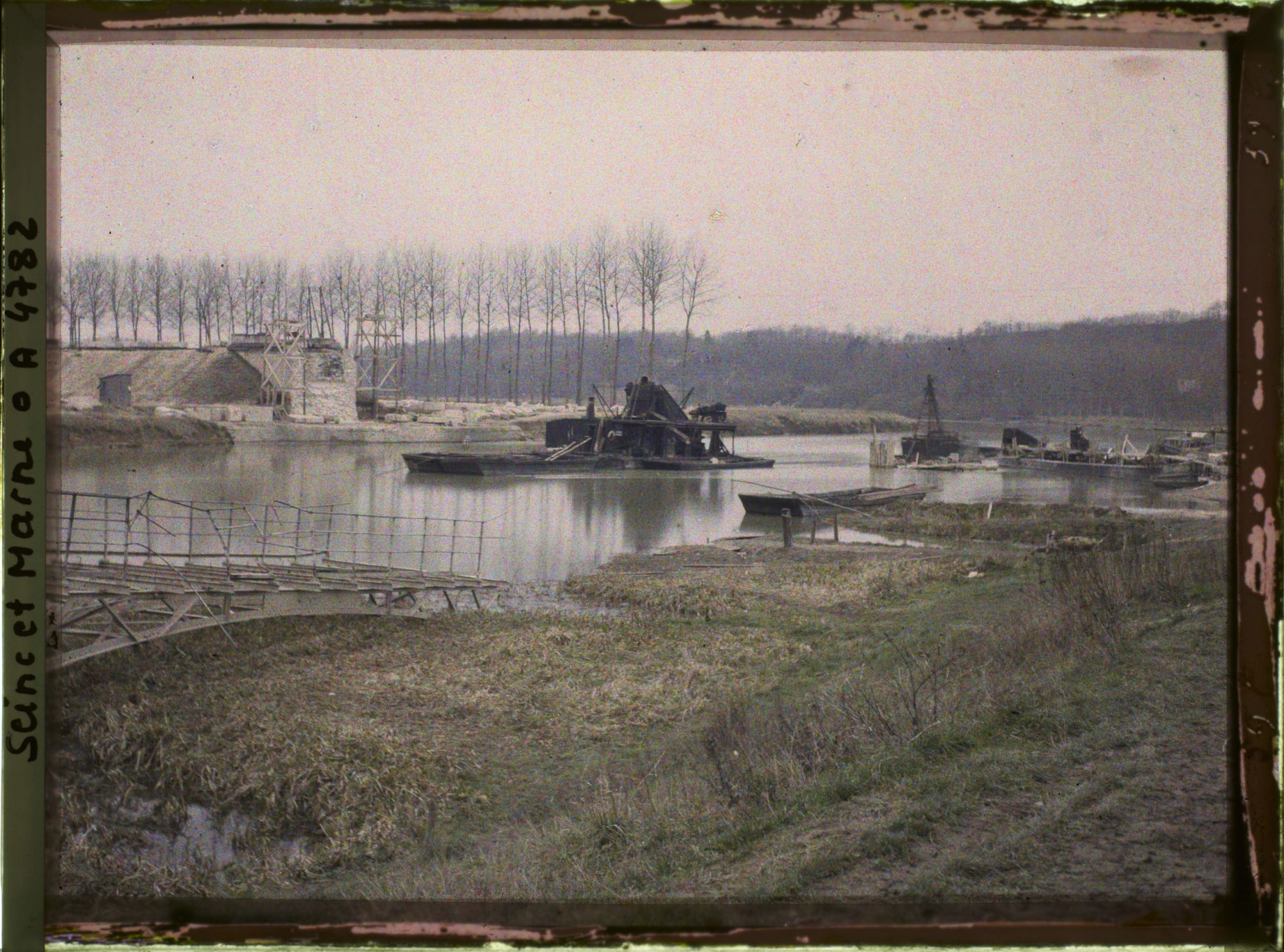 Image représentant France, Mary sur Marne, Le pont que l'on a fait sauter, et sur lequel s'est engagé le train de blessés, qui a été jeté dans la rivière