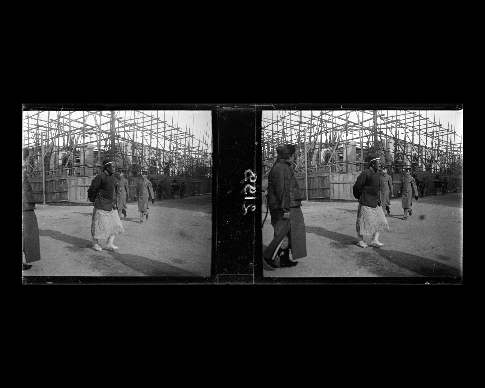 Image représentant Des passants chinois et des militaires allemands à l'angle de la rue Meiji et de la rue des Légations dans le quartier des légations