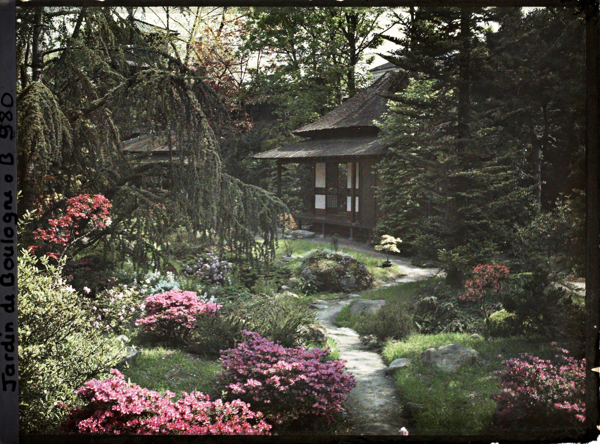 Image représentant Étroit chemin menant à la maison ouest du " village japonais ", puis en direction du jardin anglais
