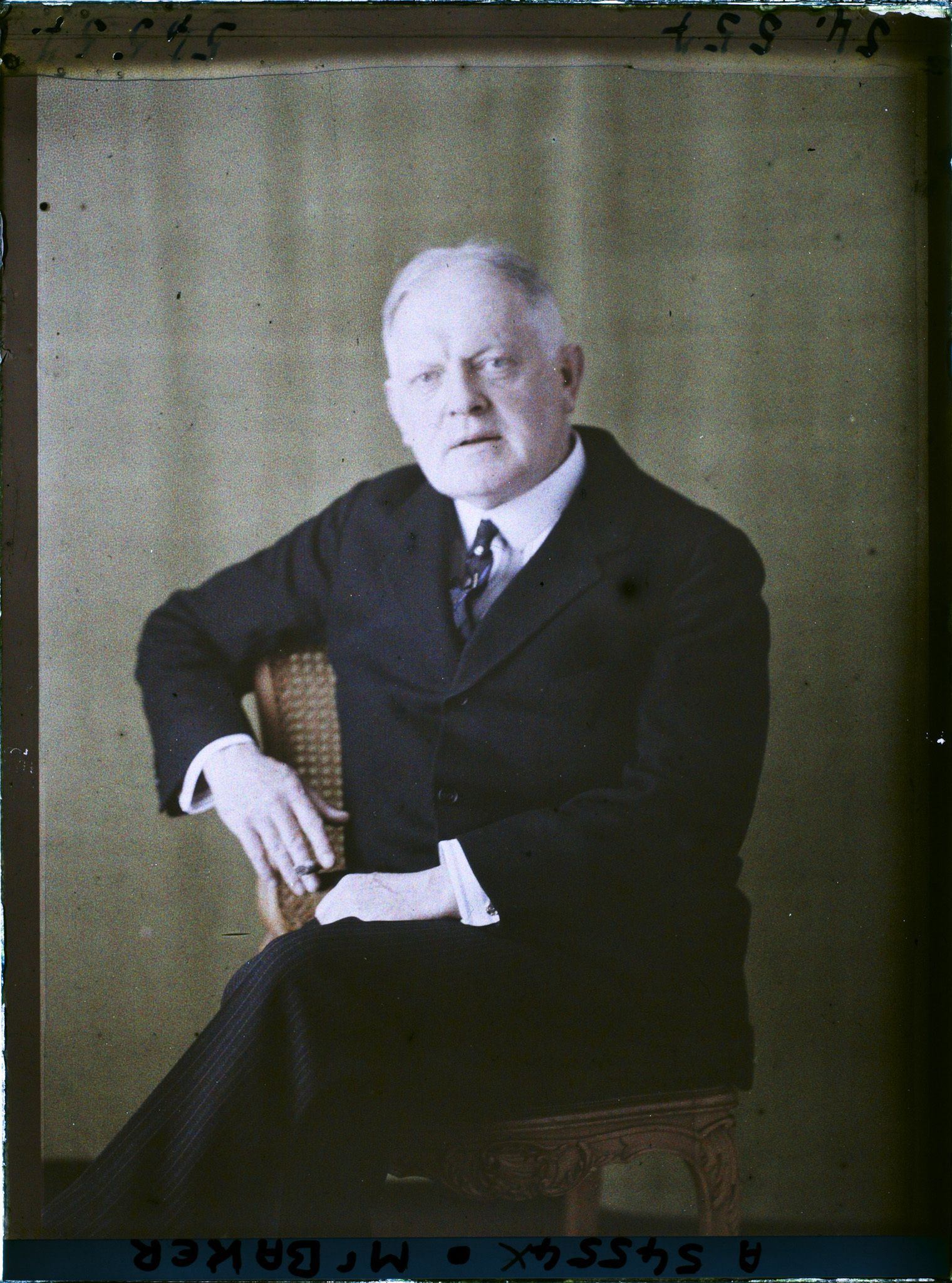 Image représentant https://musee-albert-kahn.s-museum.fr/home/NWQ2OTAwYzNmYjZlZTk1ZWQwODJmMjY4L2dlbmVyaWMtbm90aWNlLXRhYi9hdXRob3JpdHkvNjE3YTc5ZjVjZjhiODk2OGIzMzM3ZDIx/5d6900c3fb6ee95ed082f268/generic-notice-tab/authority/617a79ebcf8b8968b33367d1 Monsieur Baker