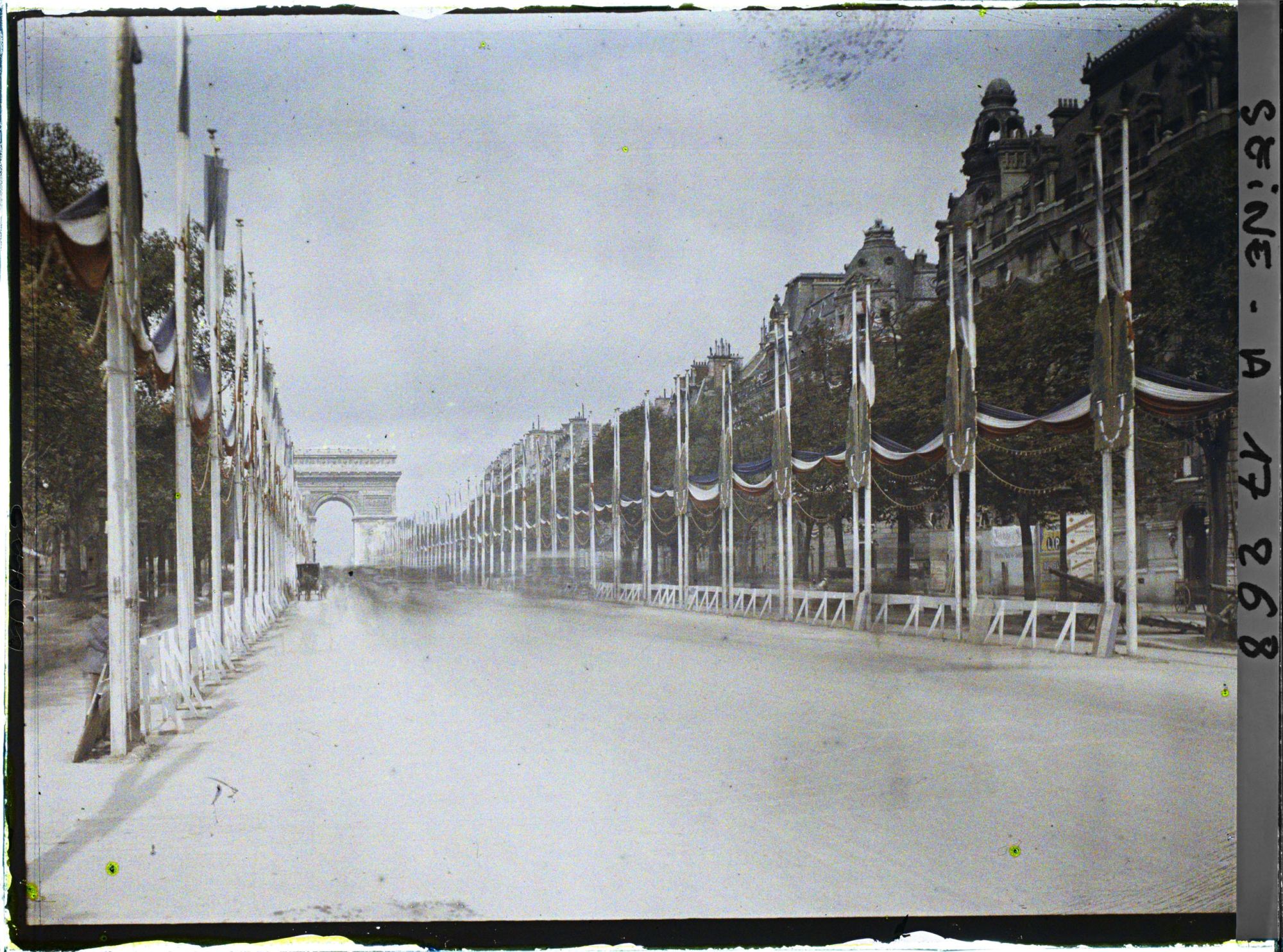 Image représentant Pylônes sur l'avenue des Champs-Elysées décorée pour les fêtes de la Victoire des 13 et 14 juillet