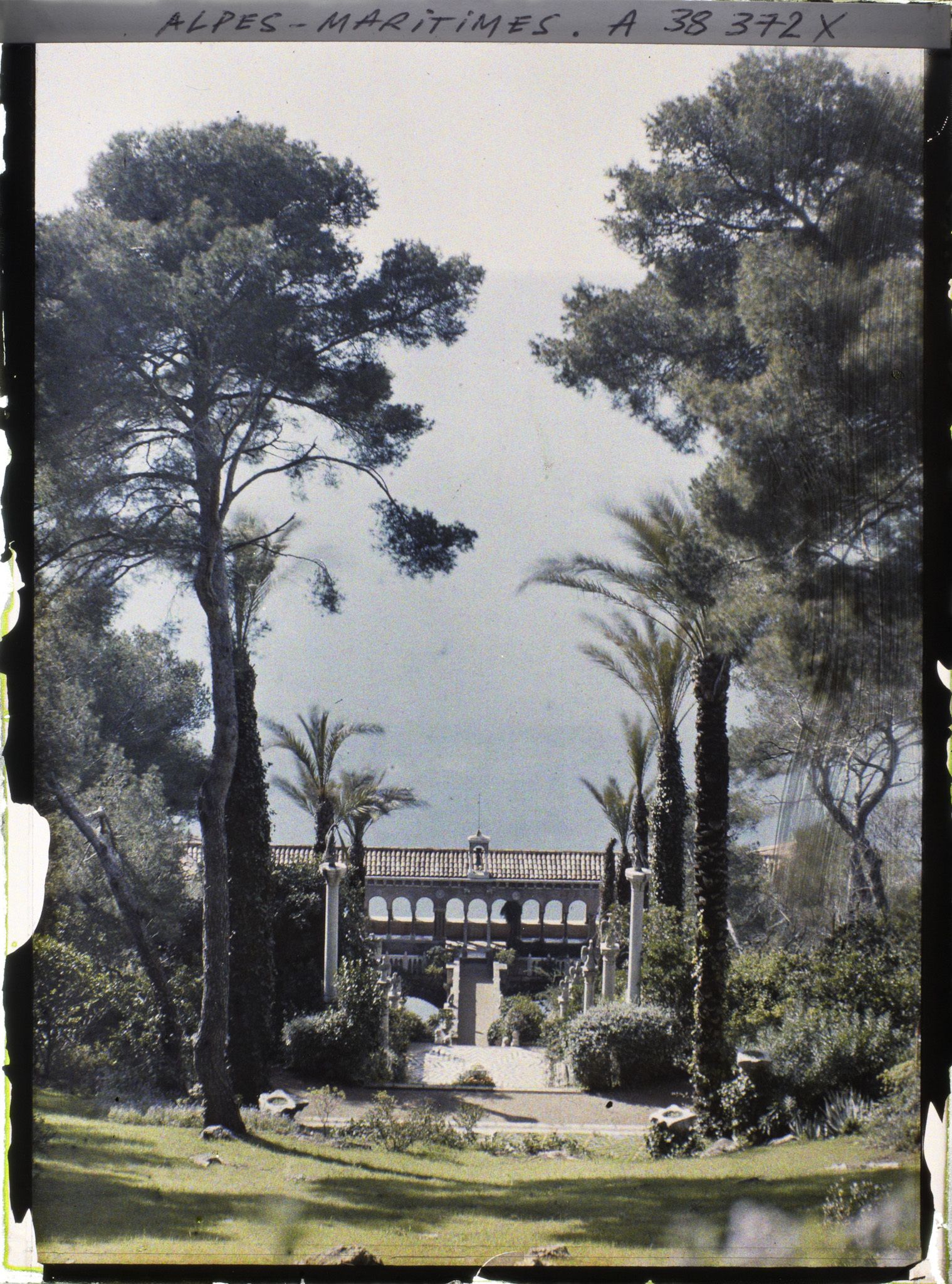 Image représentant Vue plongeante sur le jardin de la villa Cypris et sa grande galerie surplombant la mer