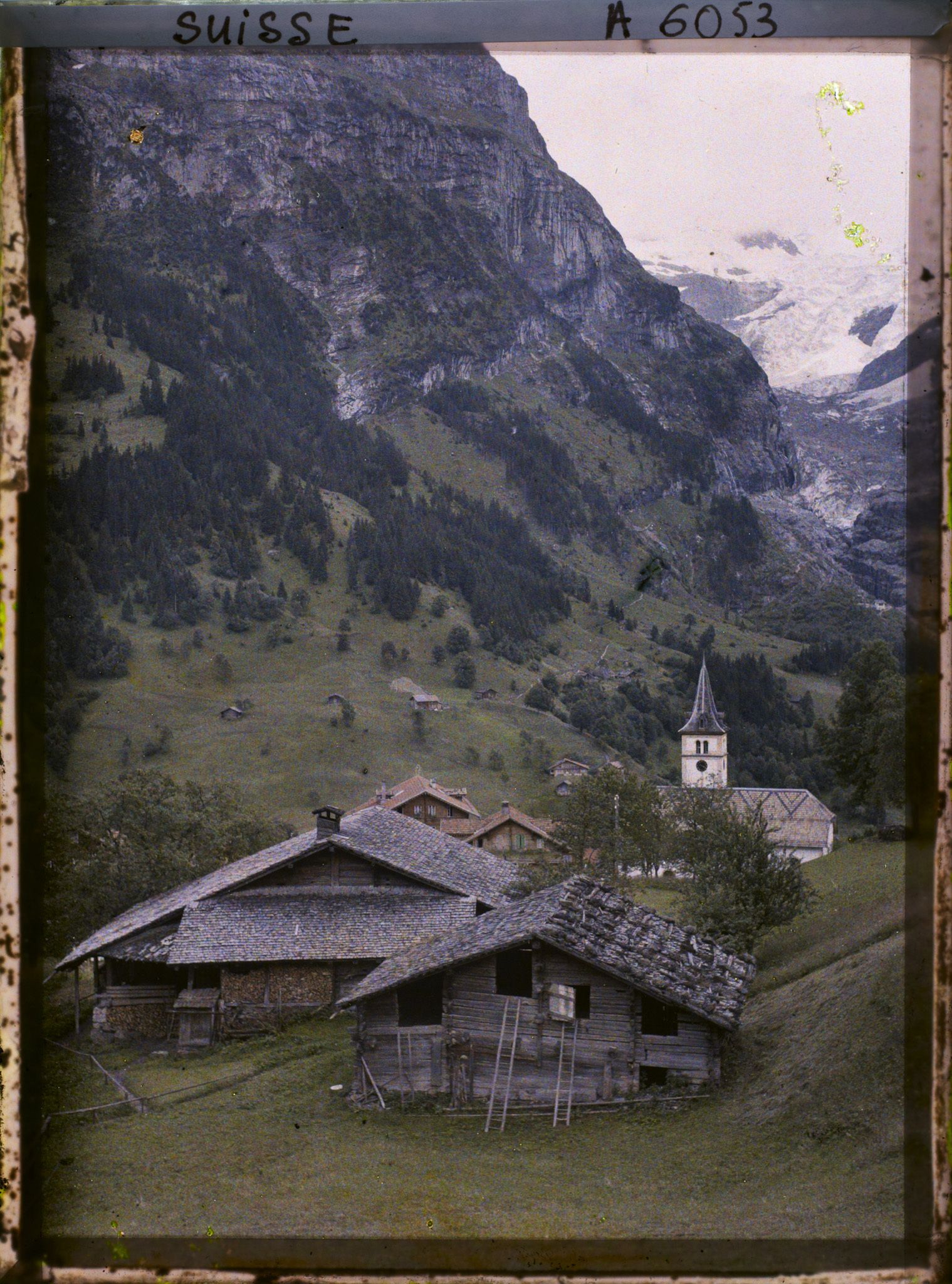 Image représentant L'église de Grindelwald devant le Wetterhorn et le glacier de Grindelwald