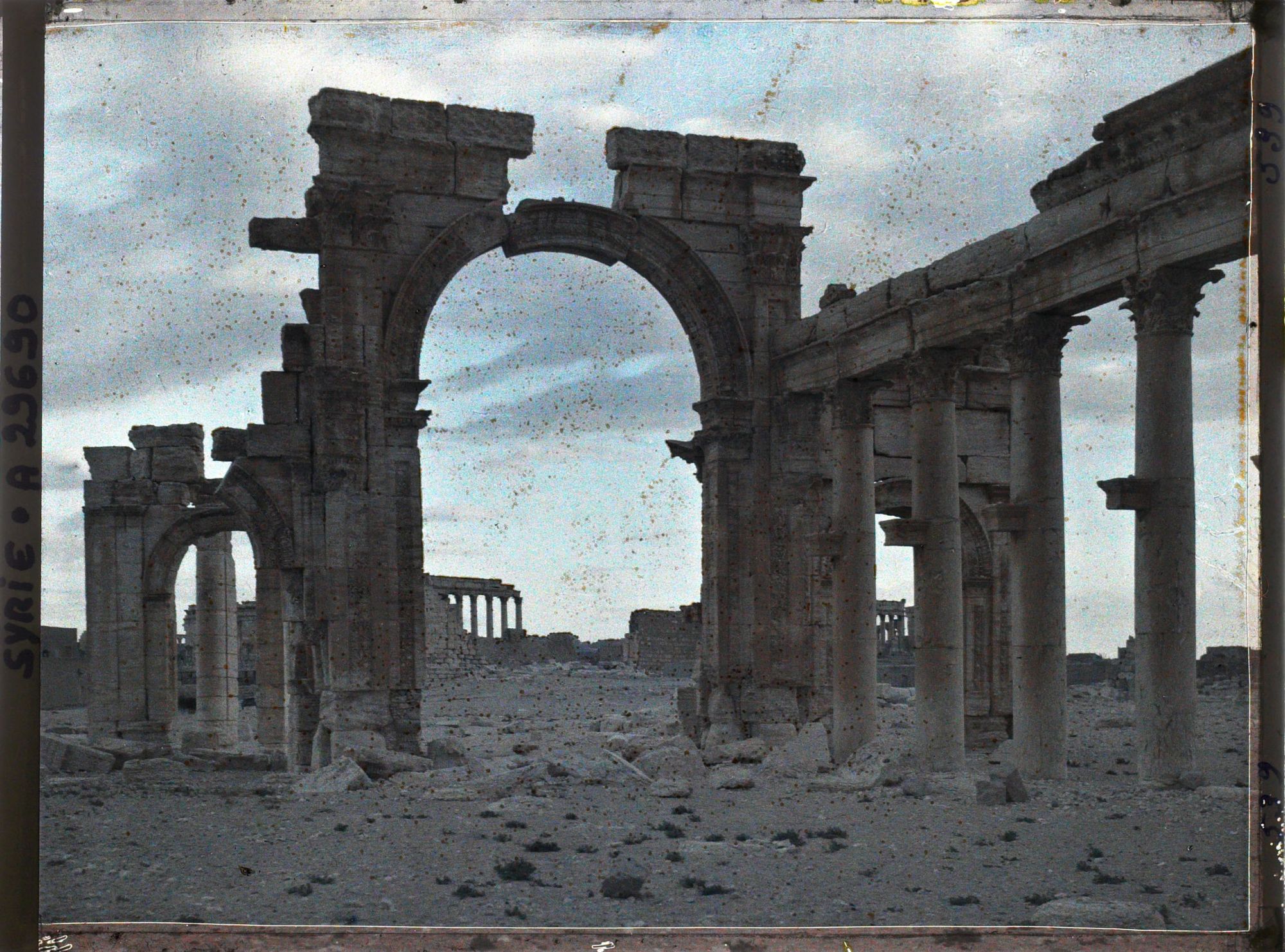 Image représentant L'arc monumental au coucher du soleil