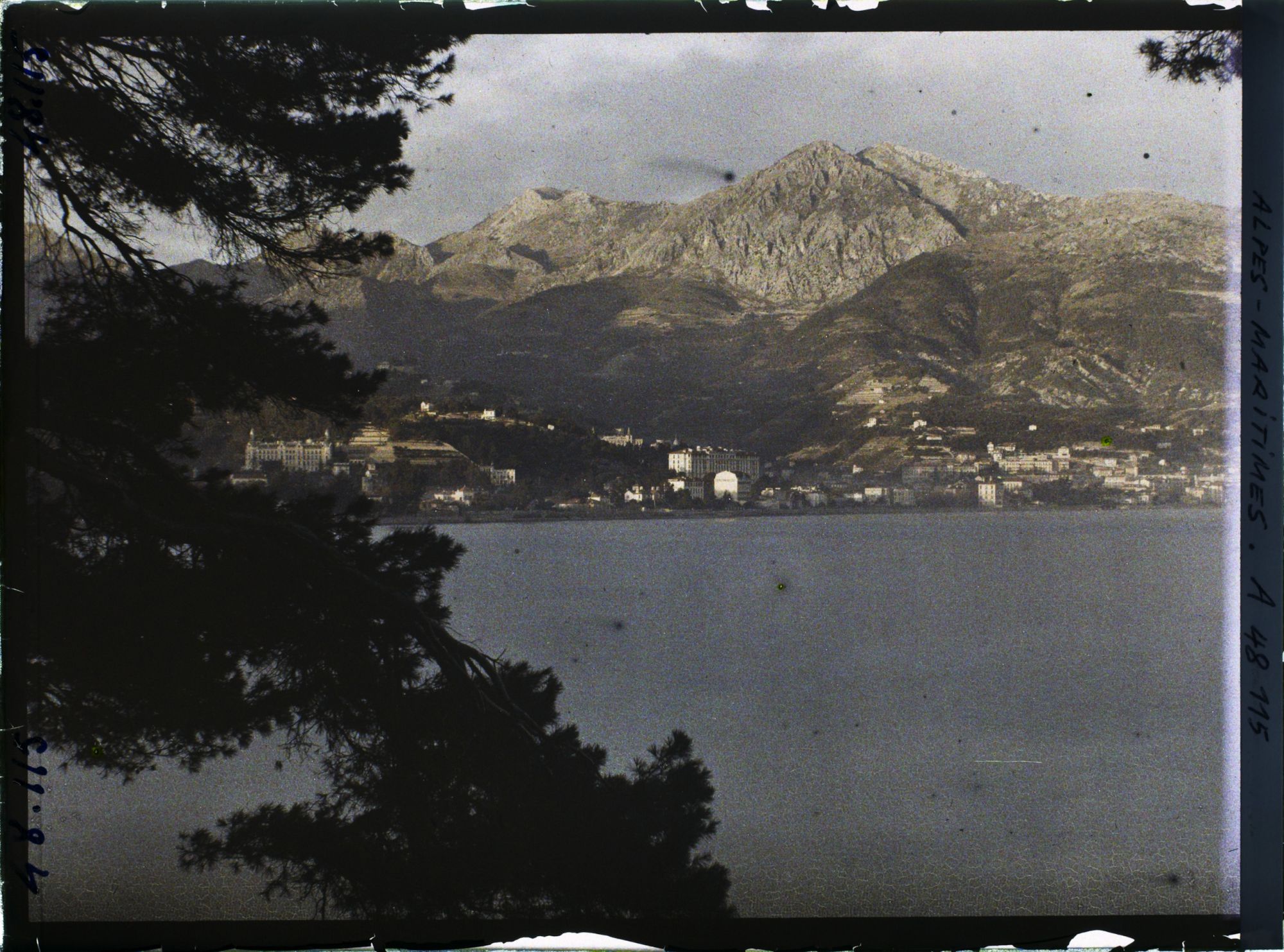 Image représentant Vue sur les abords de Menton et son arrière-pays, dans la lumière du soir