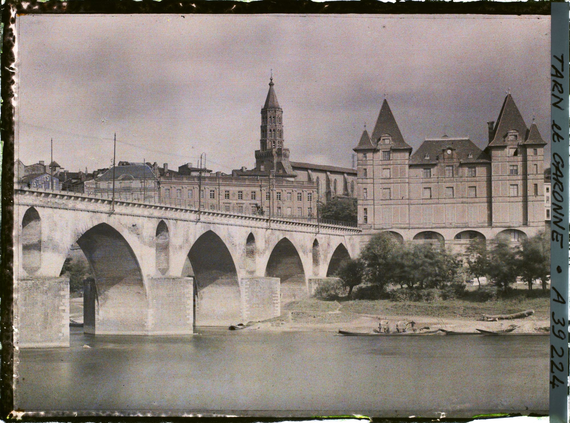 Image représentant Le pont Vieux, le musée Ingres et au fond l'église Saint-Jacques