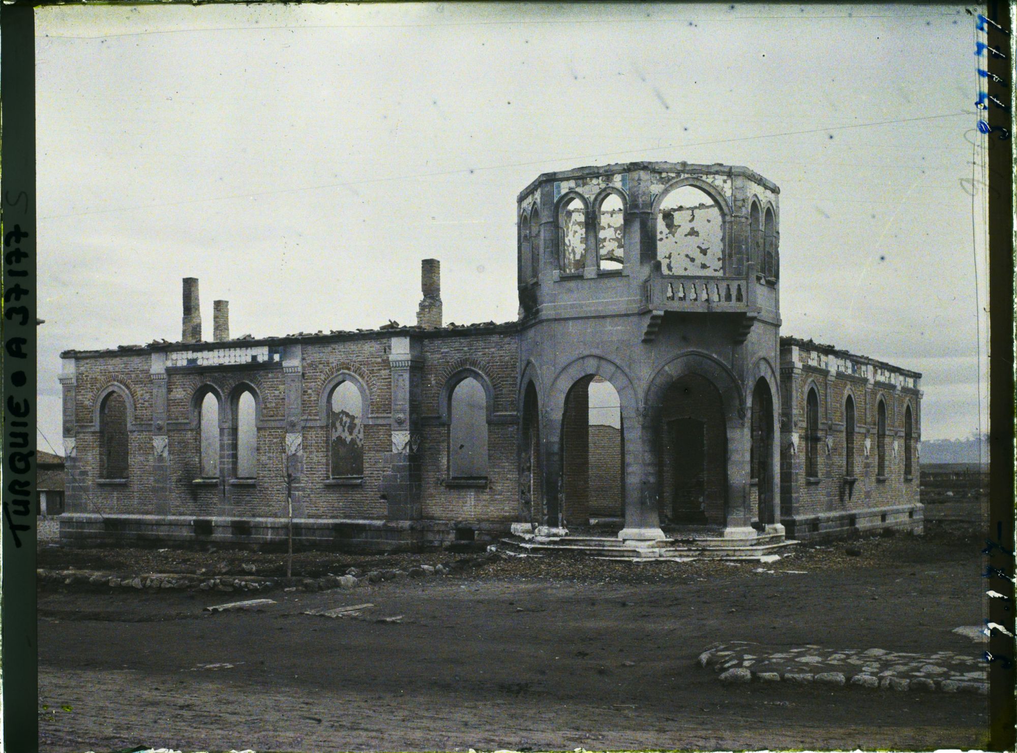 Image représentant Turquie, Afion-Kara-Hissar, Le Club "Union et Progrès" incendié