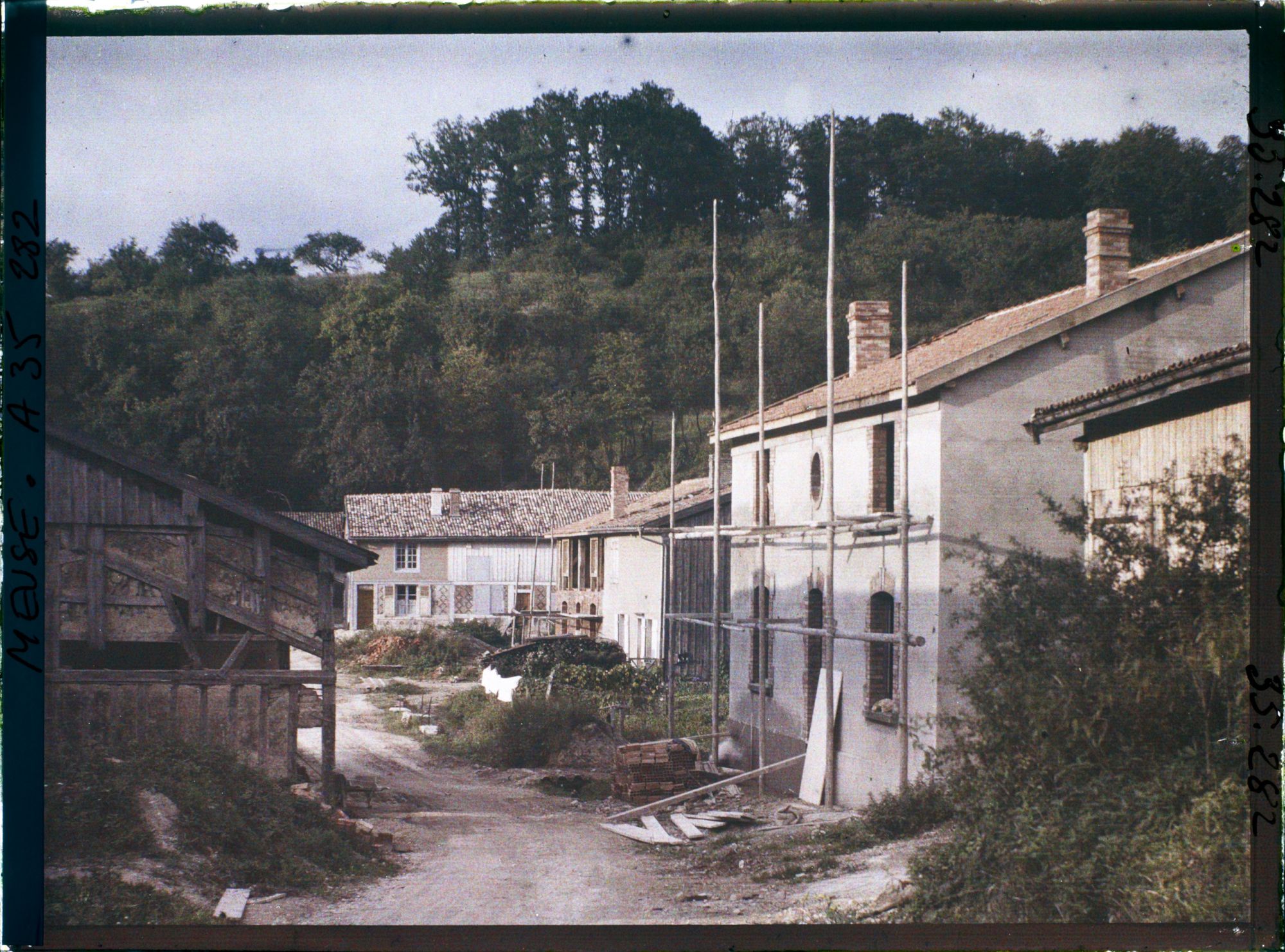 Image représentant France, La Chalade, Reconstructions, vue dans le bas du Village