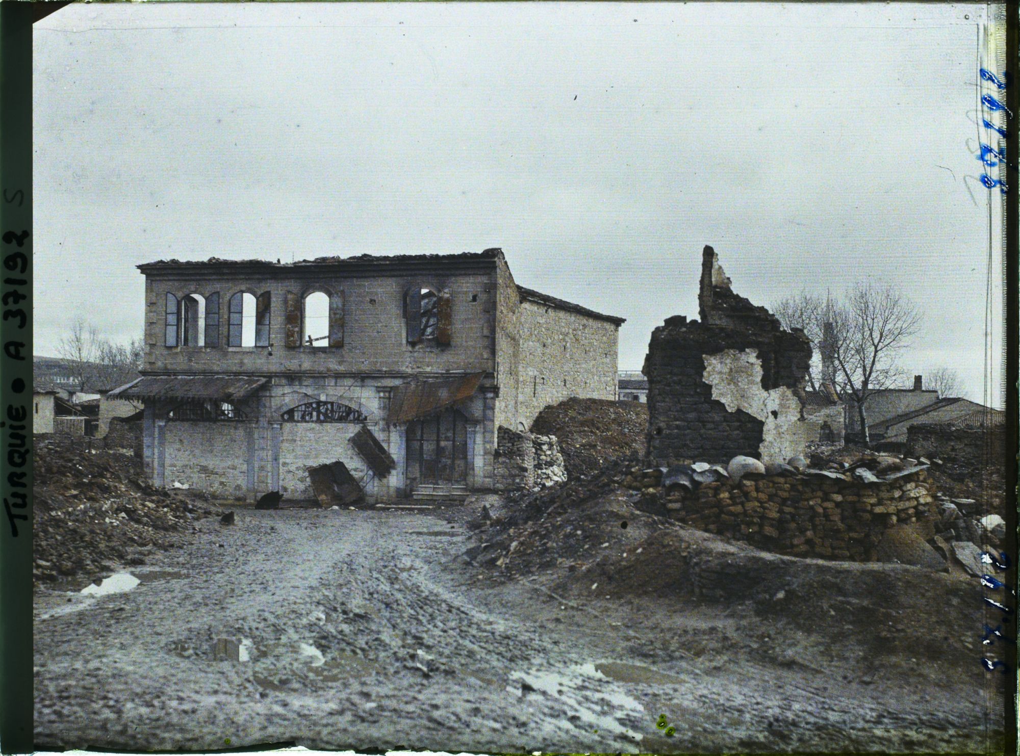 Image représentant Turquie, Ouchak, Grand magasin incendié
