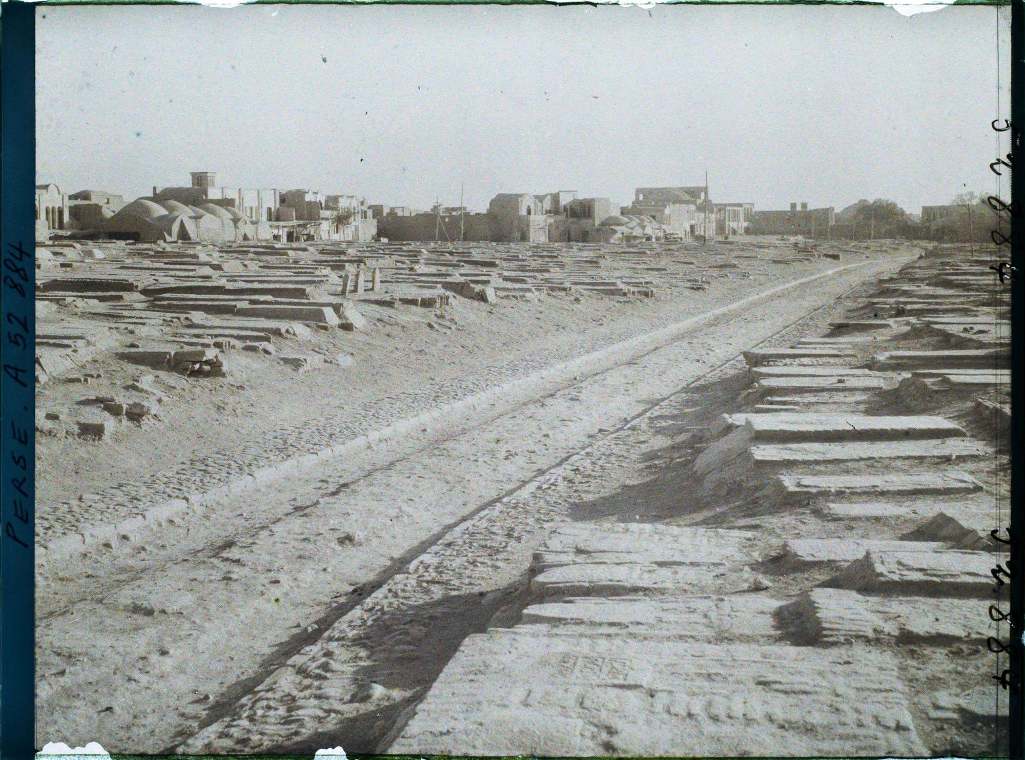 Image représentant Le cimetière, à côté du sanctuaire de Fatima Masoumeh