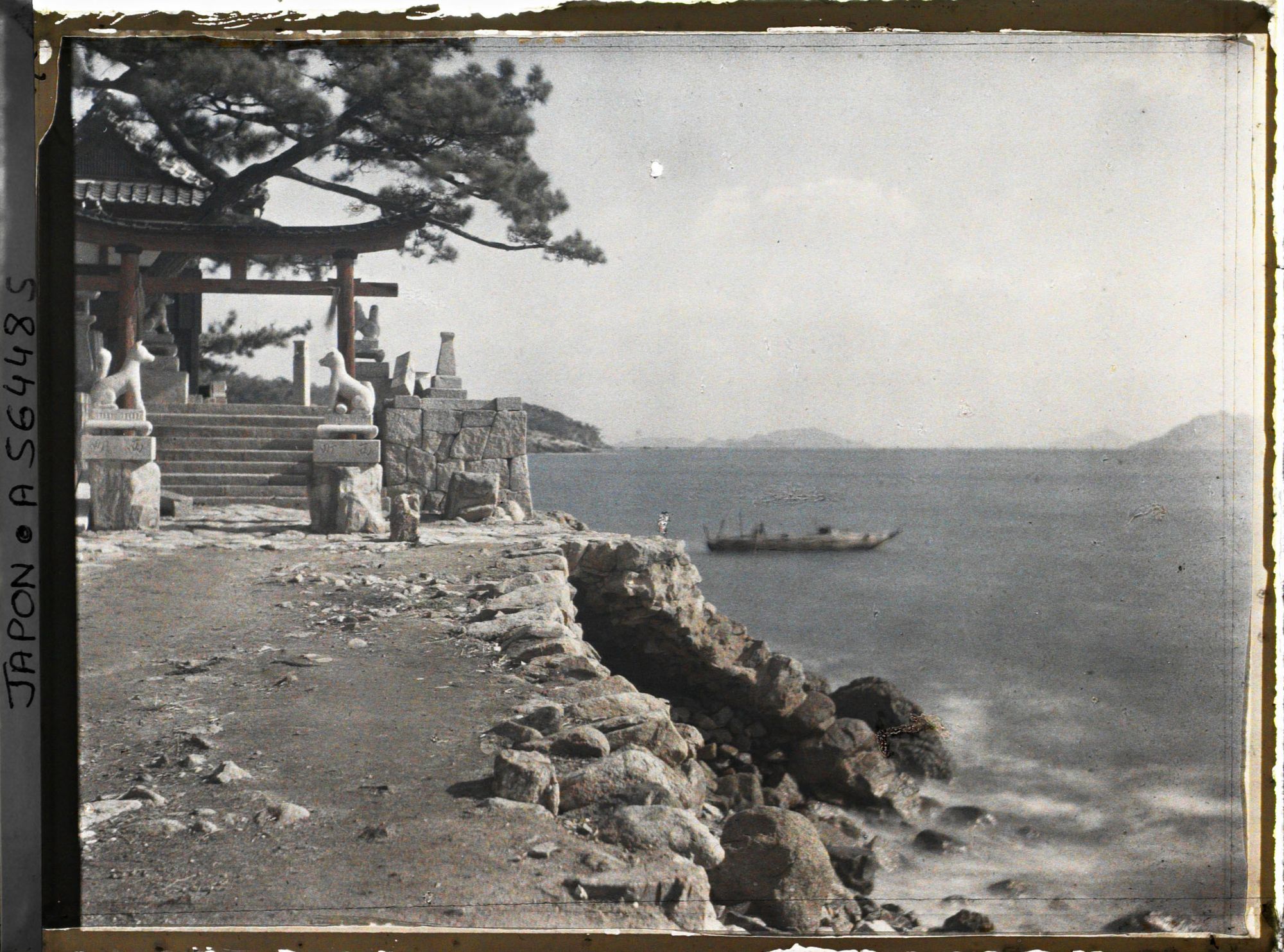 Image représentant Petit sanctuaire dédié à Inari sur le littoral de la mer intérieure